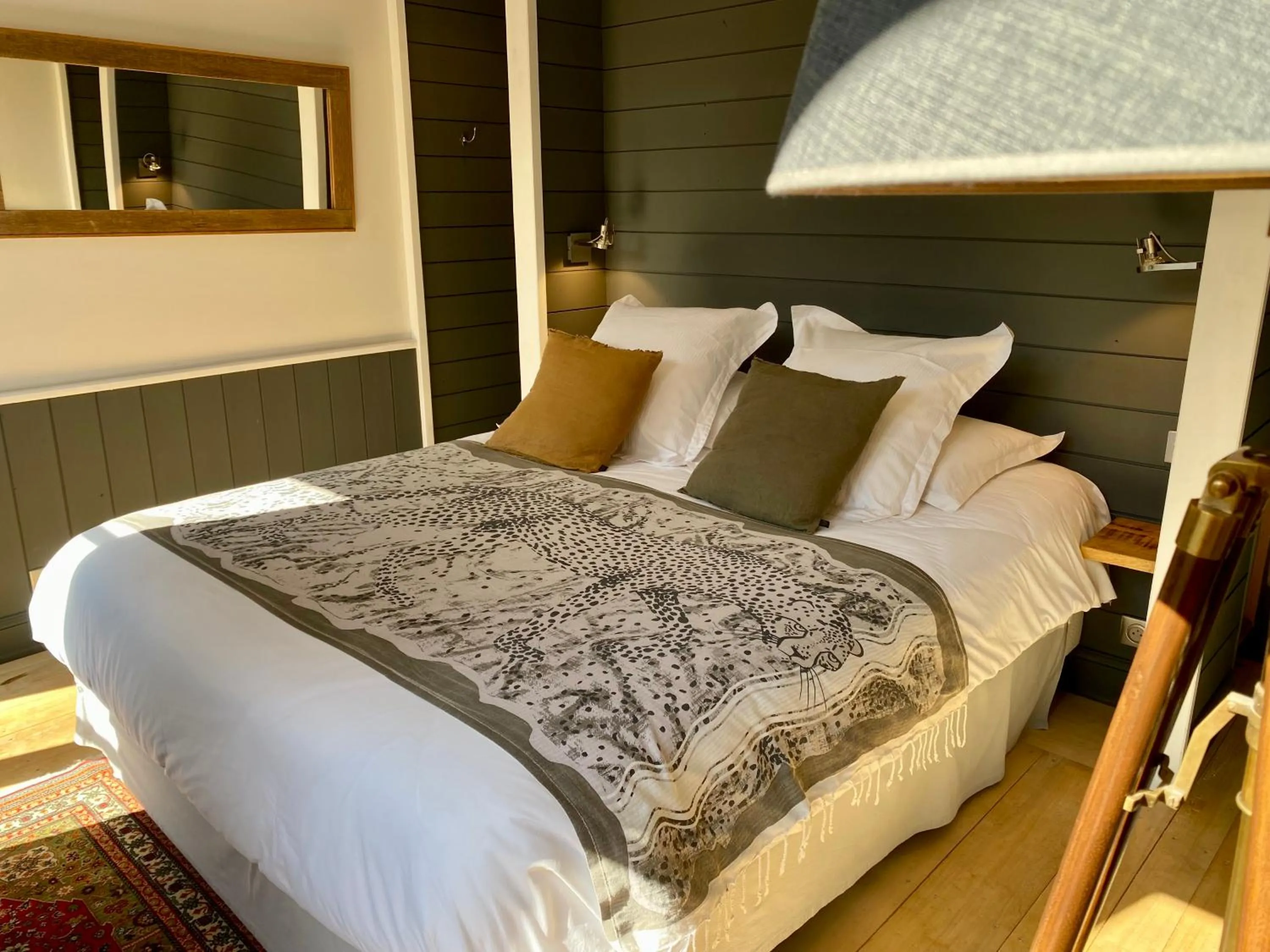 Shower, Bed in Côté Baie