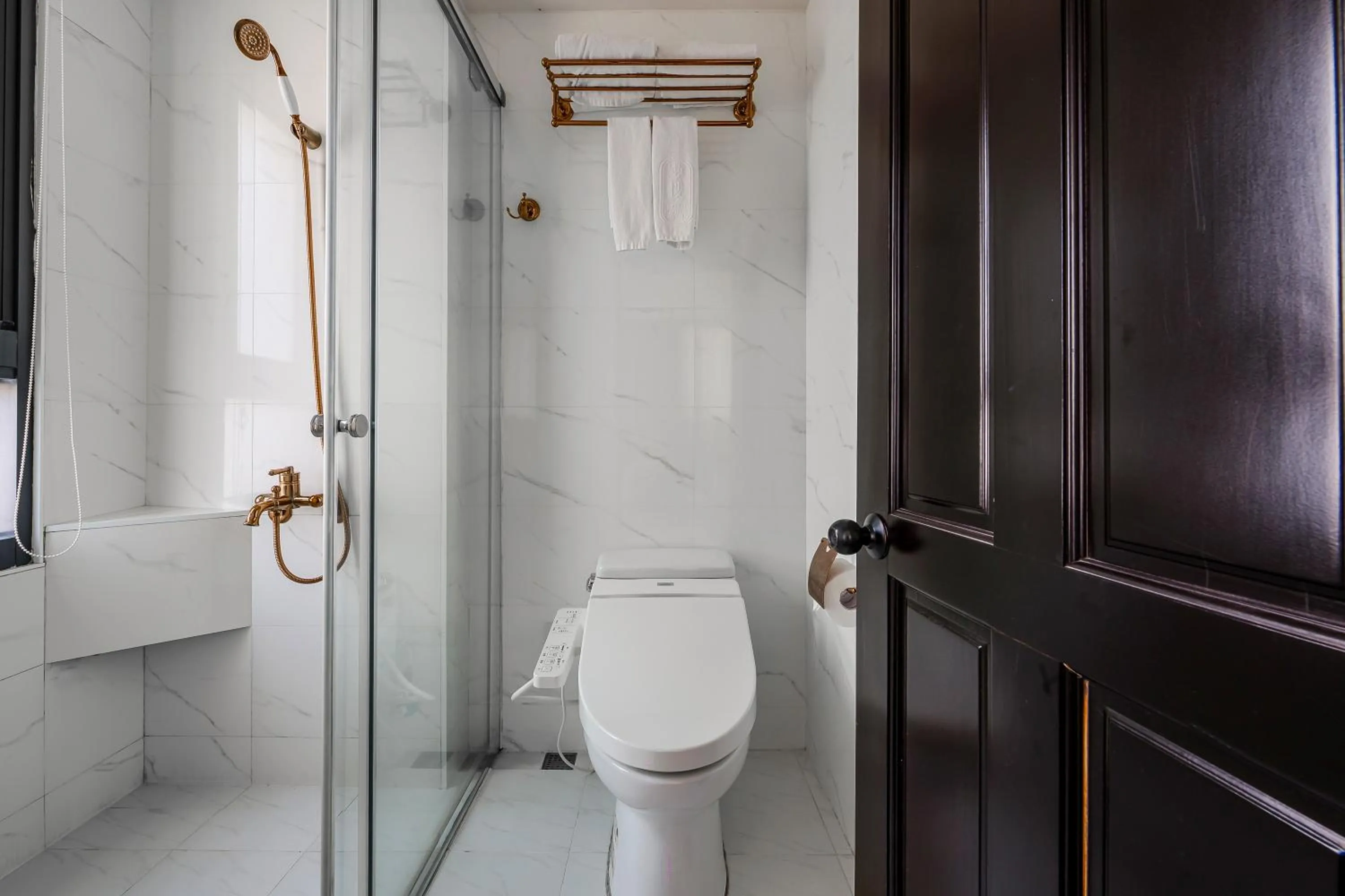 Shower in Dream Mansion Hotel