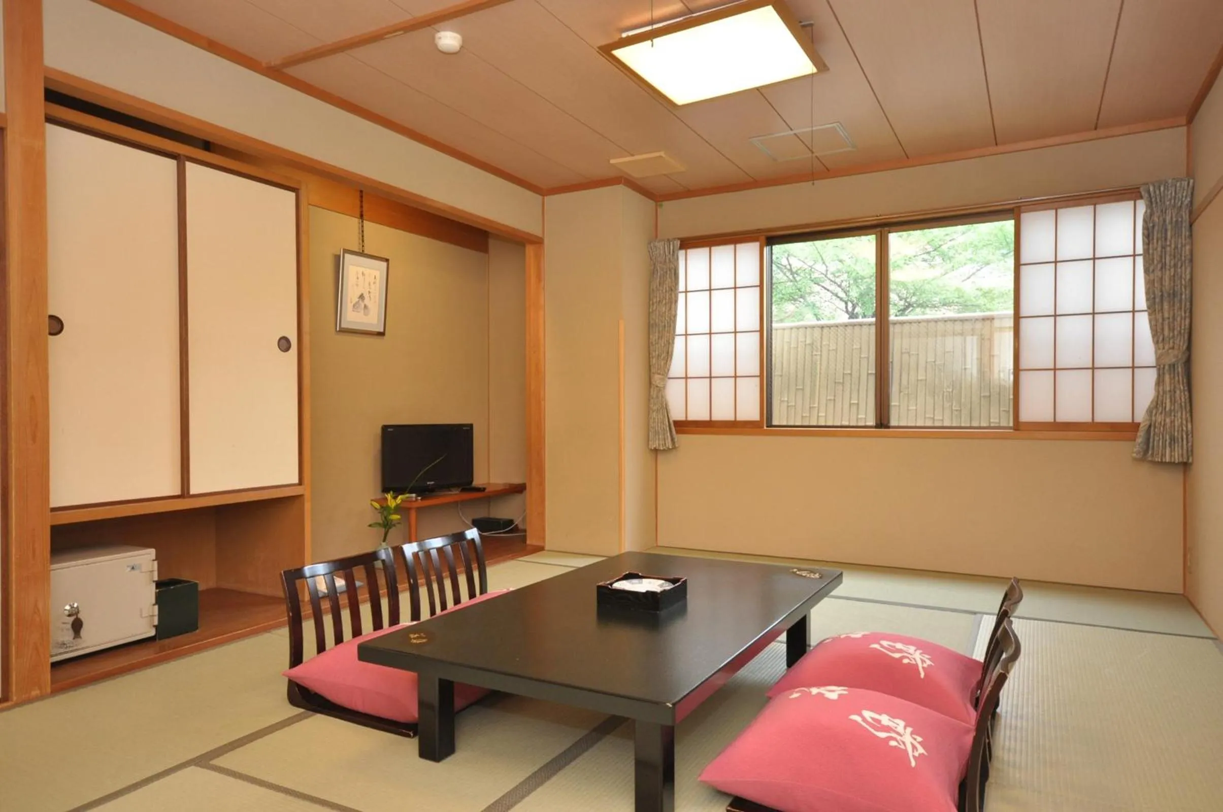 Photo of the whole room in Gion Ryokan Karaku
