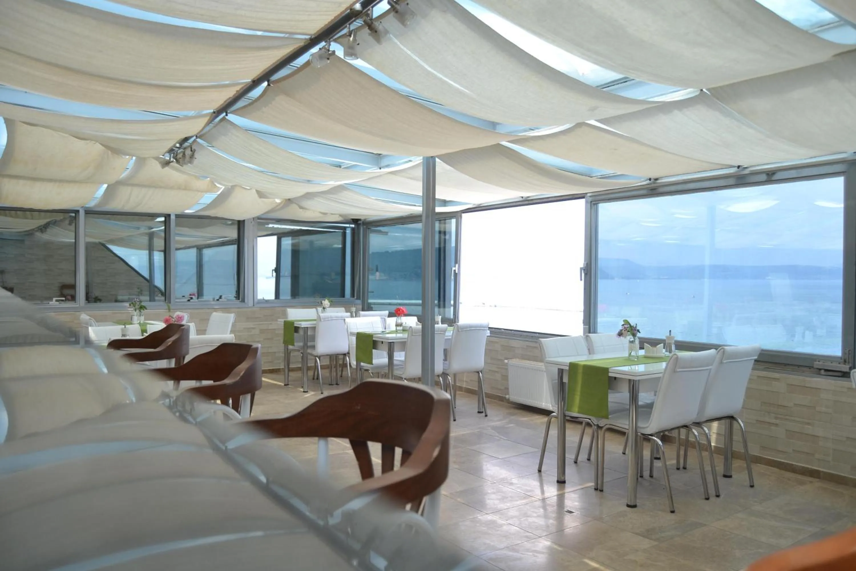 Communal lounge/ TV room in Hotel Deniz Eceabat