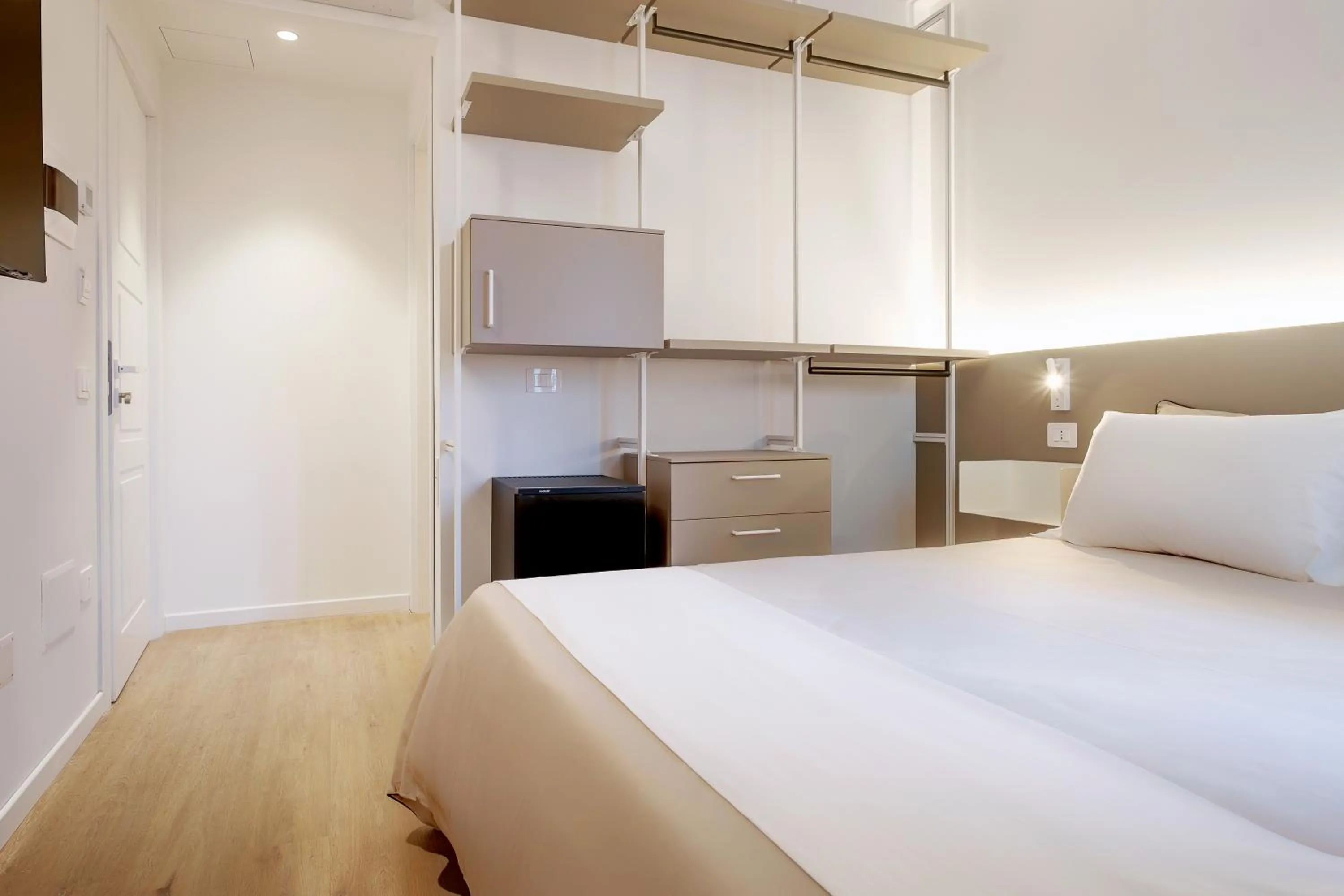 wardrobe, Bed in Hotel Solki