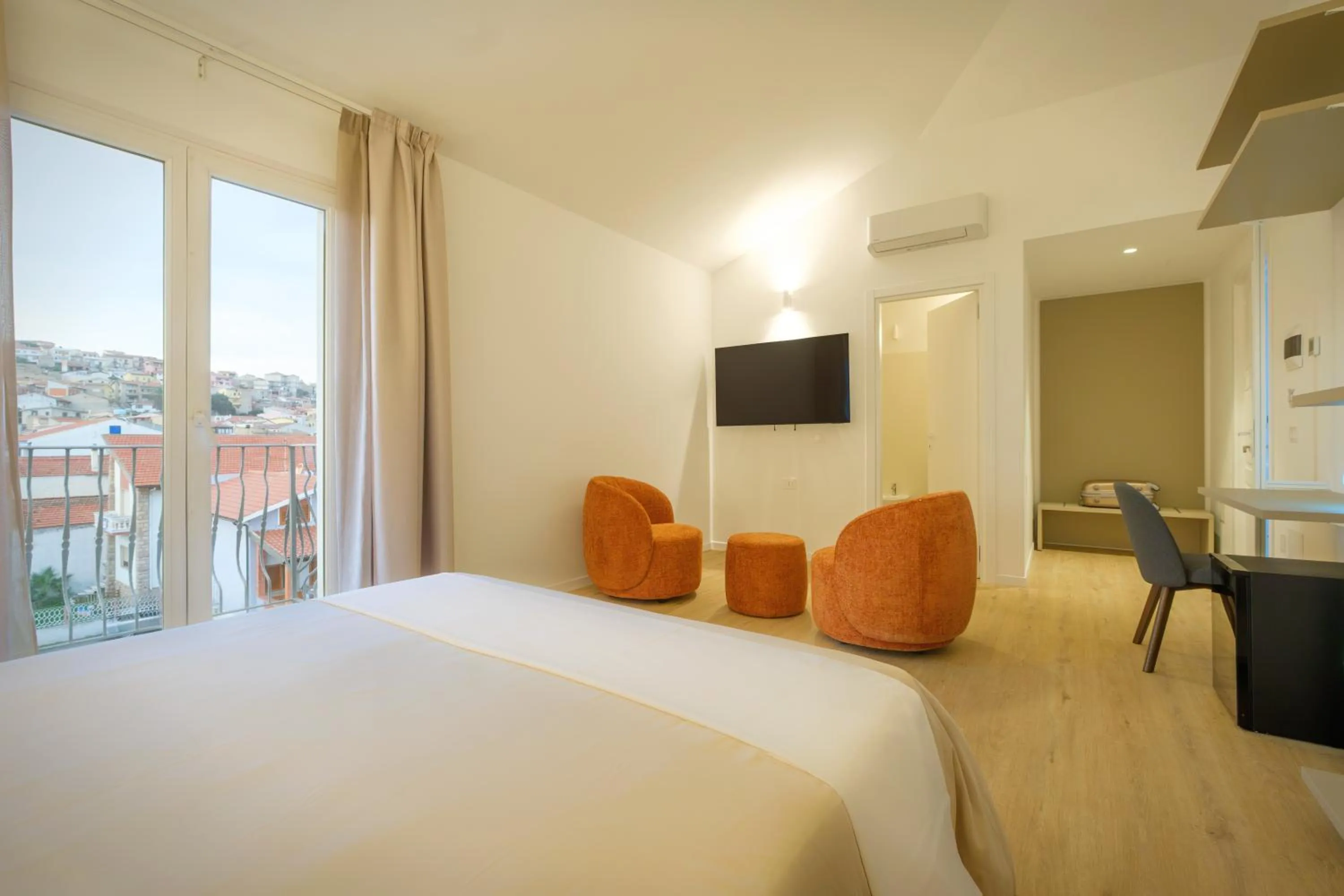 Seating area, Bed in Hotel Solki