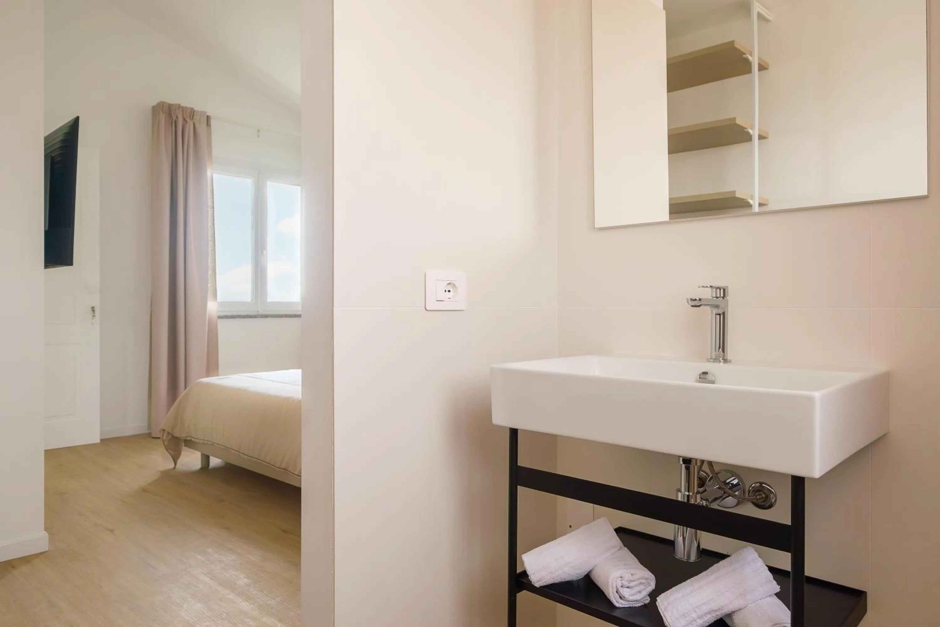 Bathroom, Bed in Hotel Solki