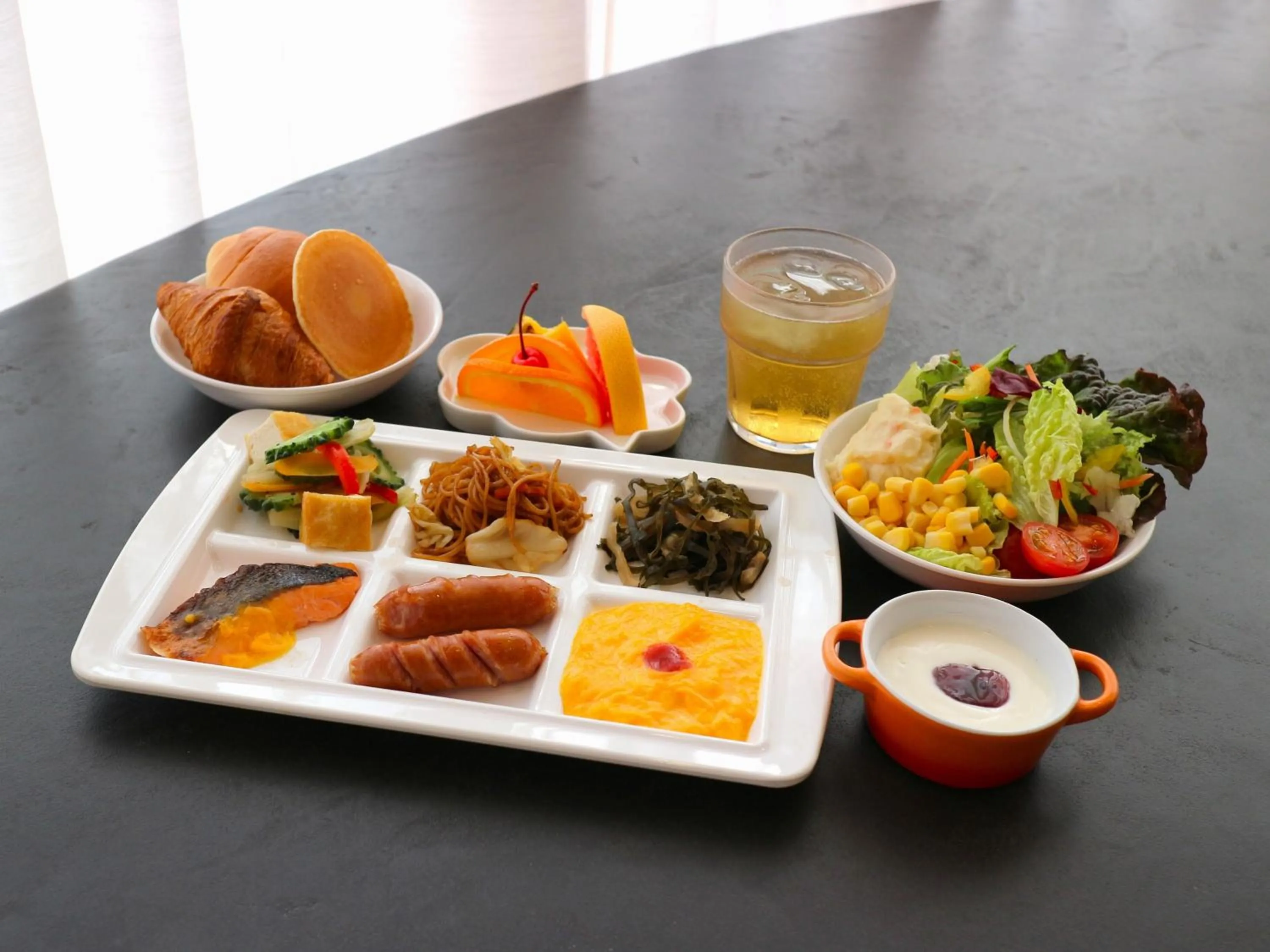 Restaurant/places to eat in Hotel Azat Naha