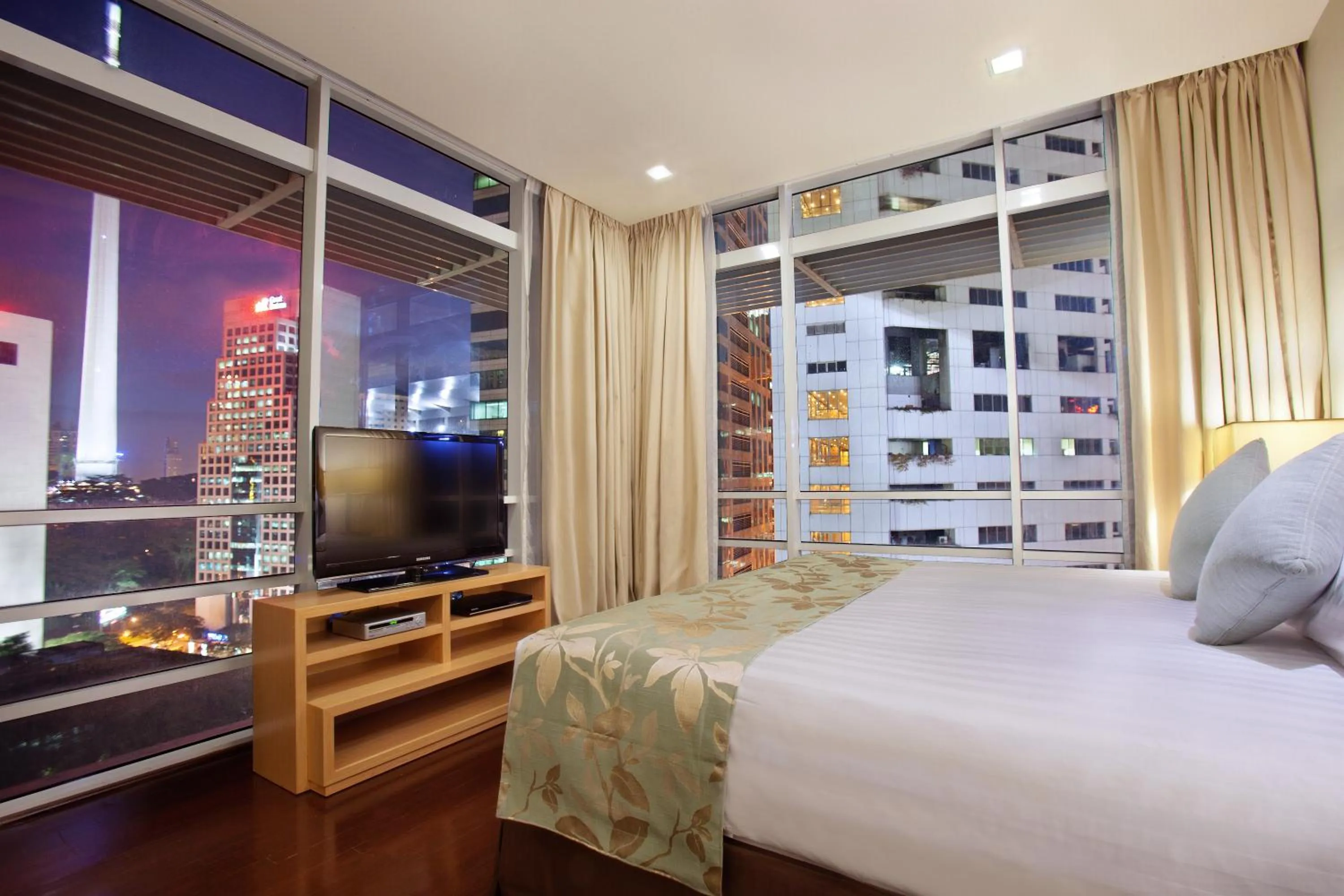Bed in PARKROYAL Serviced Suites Kuala Lumpur