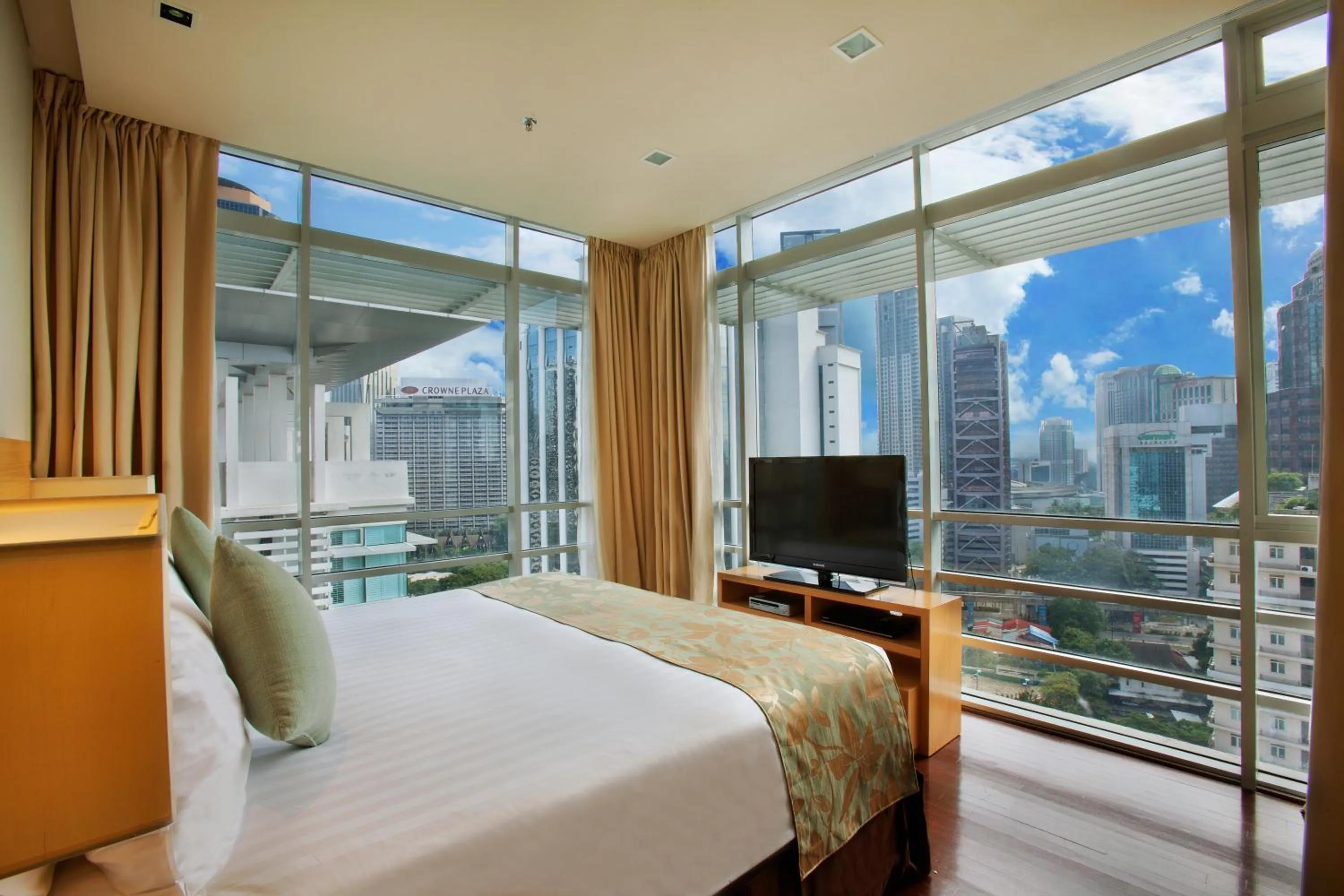Bed in PARKROYAL Serviced Suites Kuala Lumpur