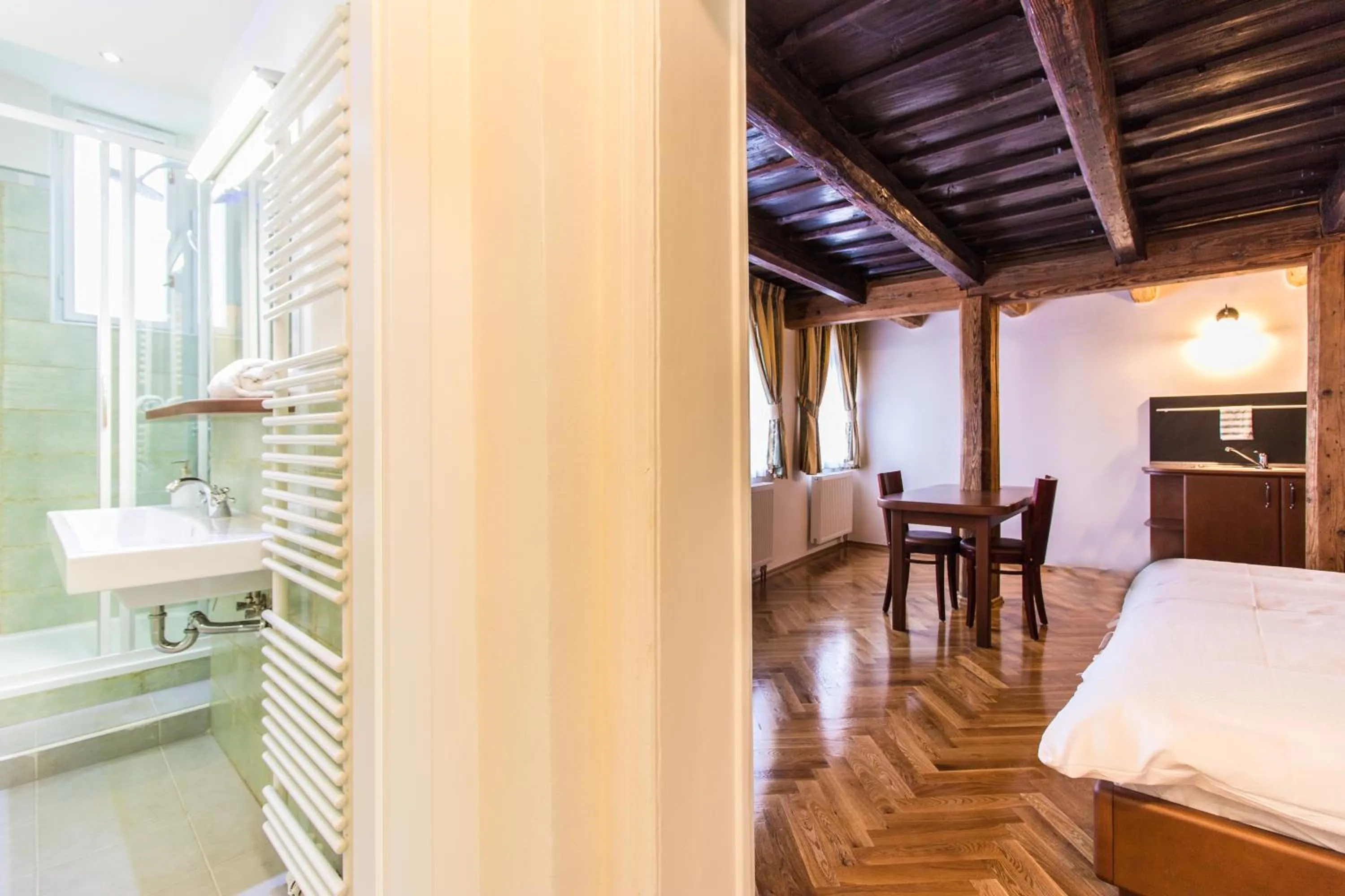 Bathroom, Bed in Residence Thunovska