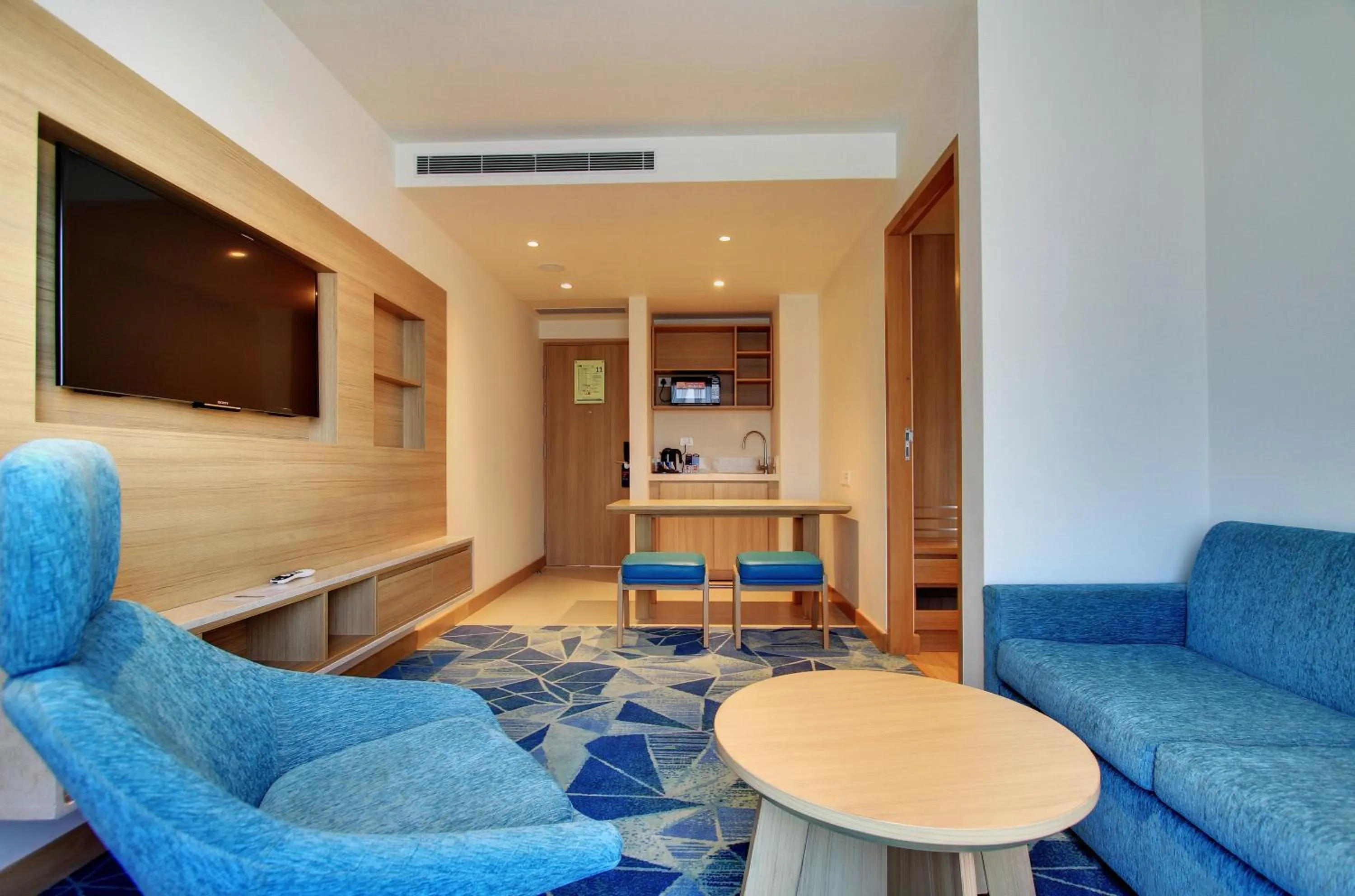 Photo of the whole room in Holiday Inn Bengaluru Racecourse by IHG