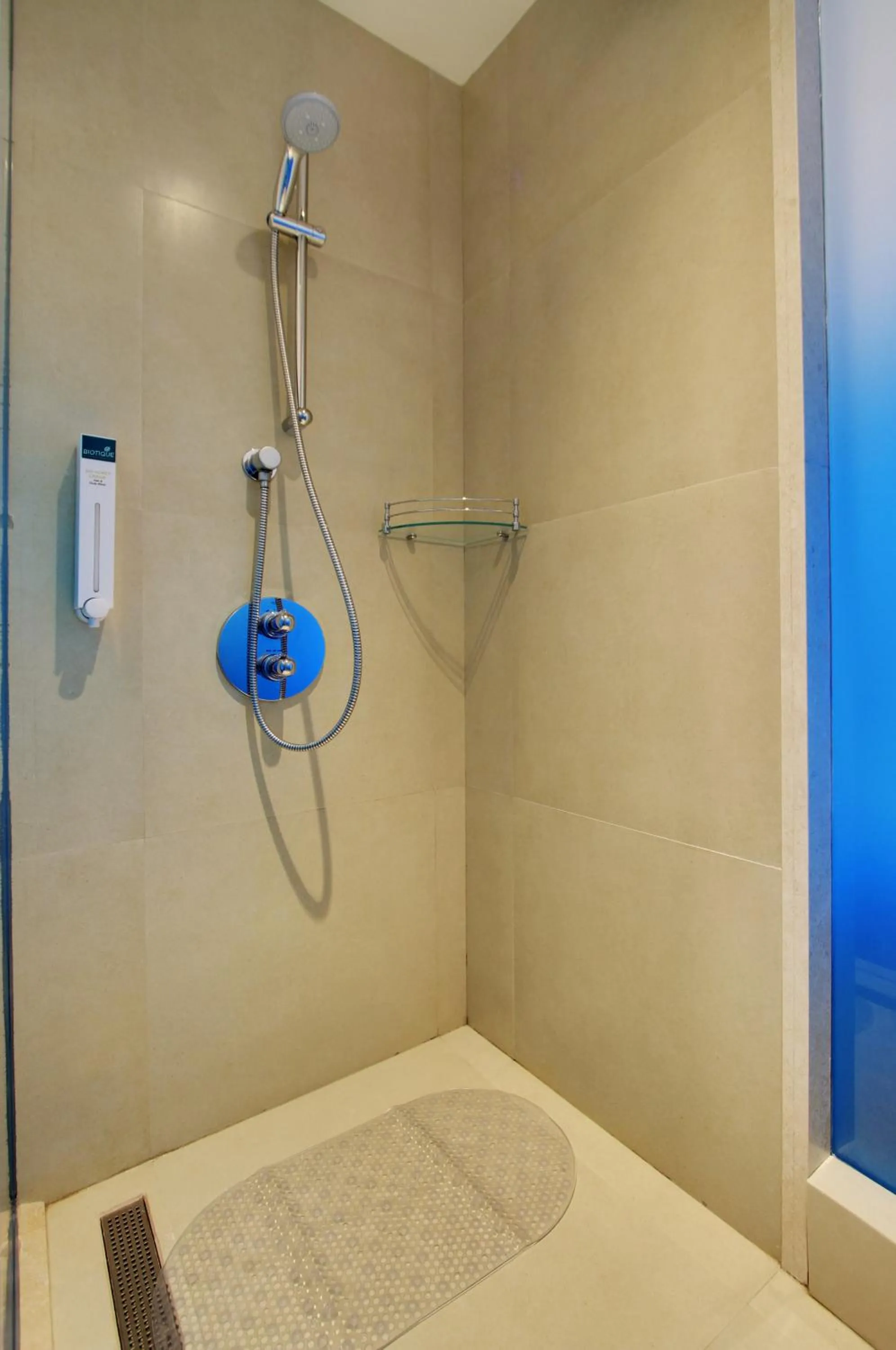 Bathroom in Holiday Inn Bengaluru Racecourse by IHG