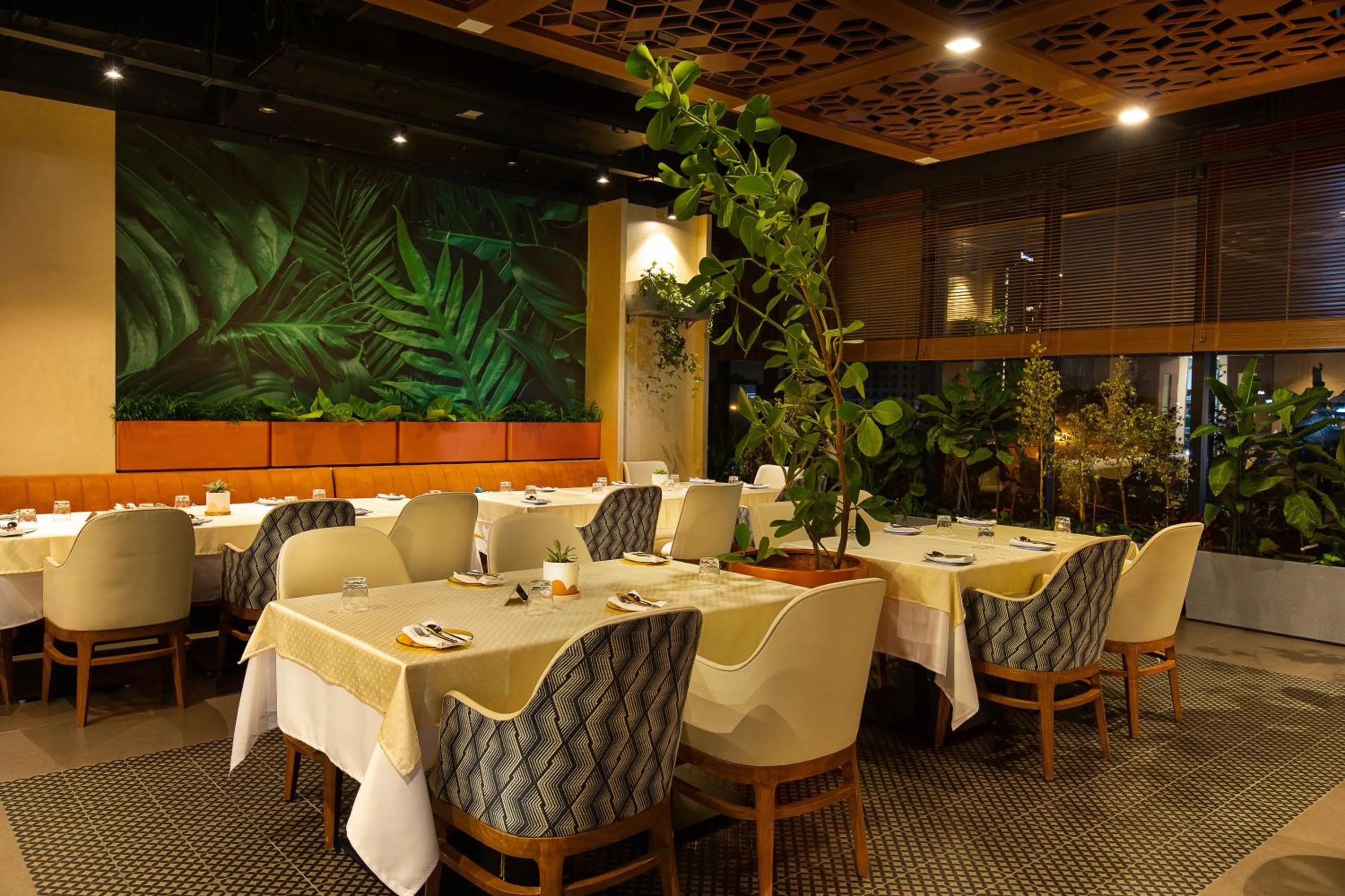 Restaurant/places to eat in Holiday Inn Bengaluru Racecourse by IHG