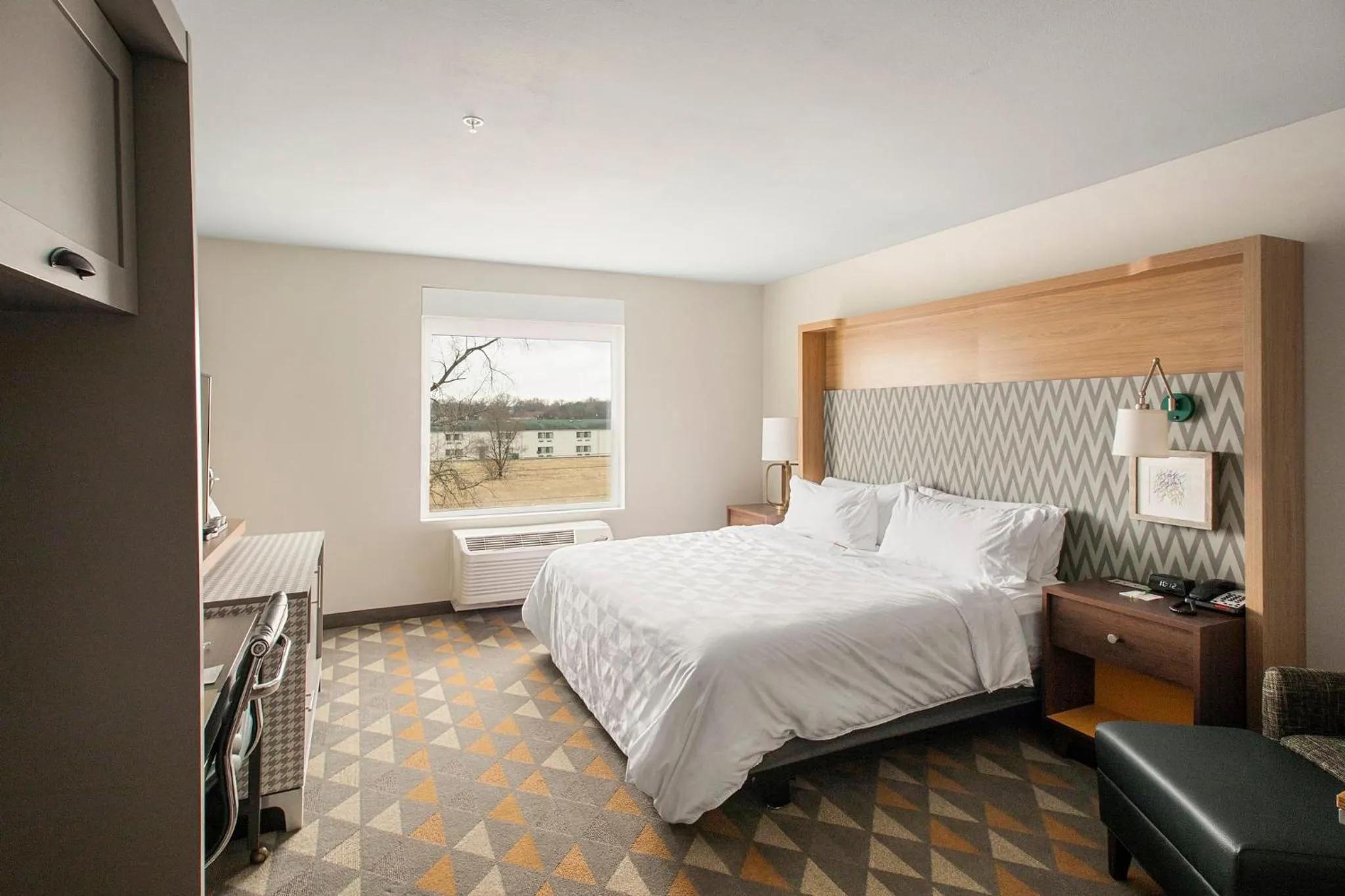 Photo of the whole room, Bed in Holiday Inn & Suites Decatur-Forsyth by IHG