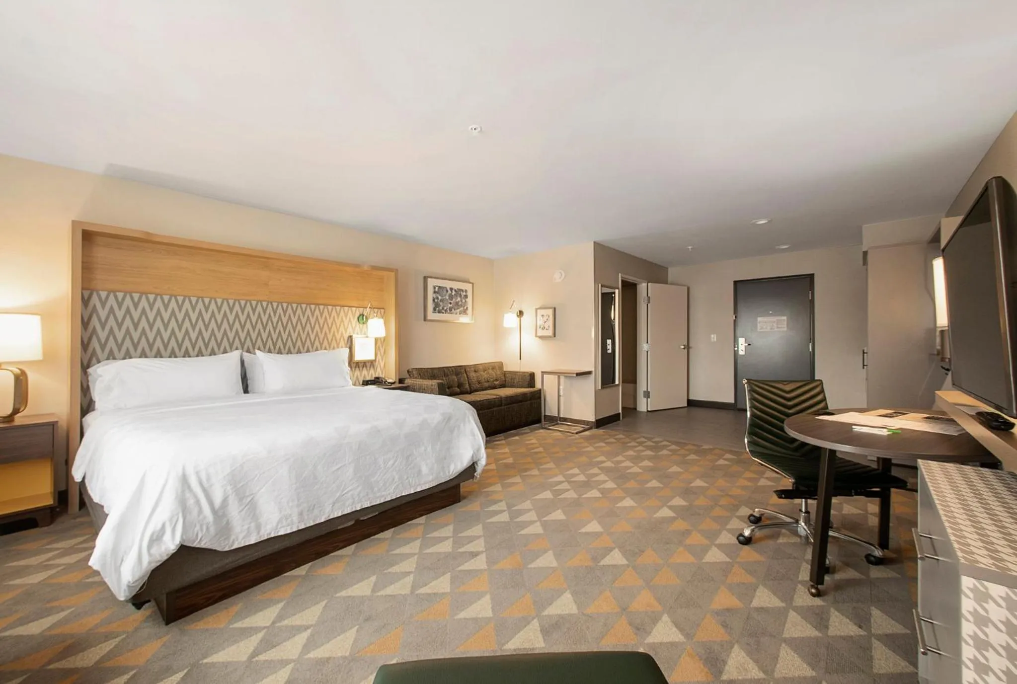 Photo of the whole room, Bed in Holiday Inn & Suites Decatur-Forsyth by IHG