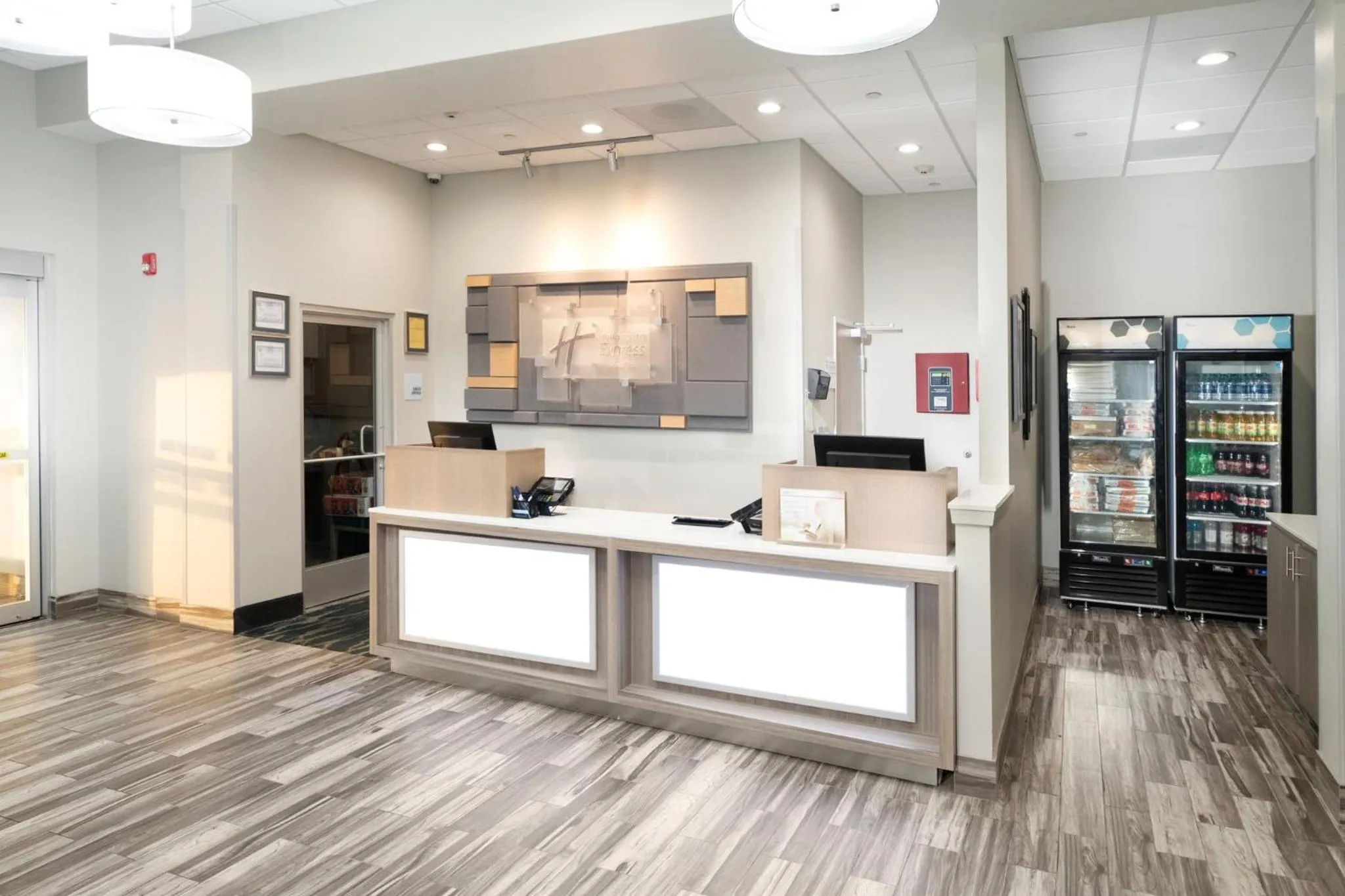 Property building in Holiday Inn Express & Suites Memphis Arpt Elvis Presley Blv by IHG