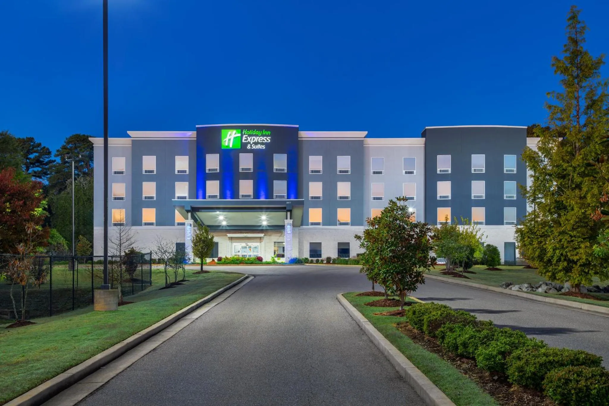 Property building in Holiday Inn Express & Suites Memphis Arpt Elvis Presley Blv by IHG