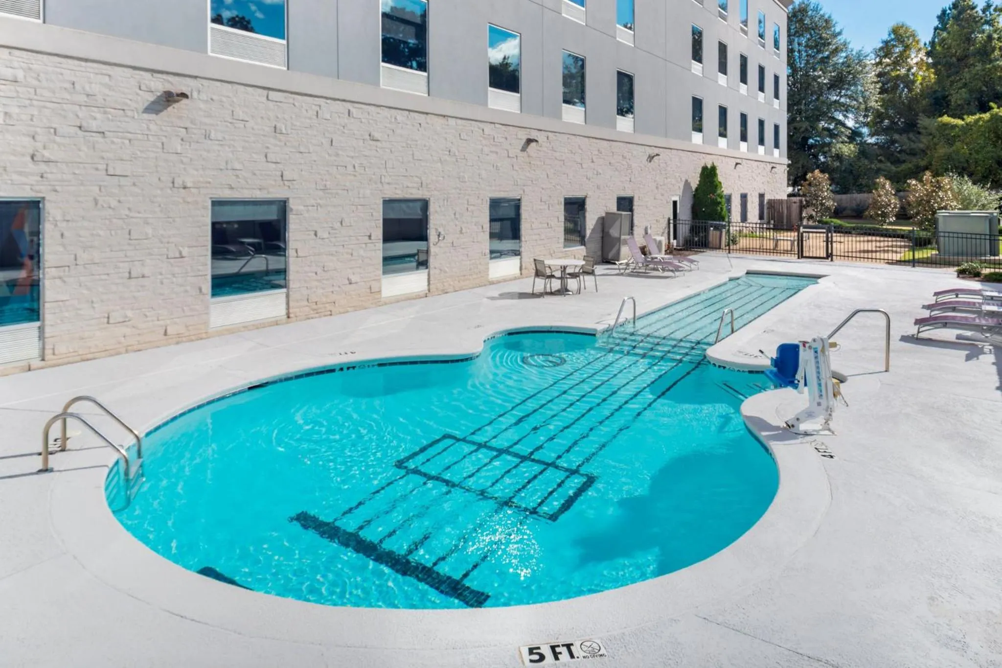 Swimming pool in Holiday Inn Express & Suites Memphis Arpt Elvis Presley Blv by IHG