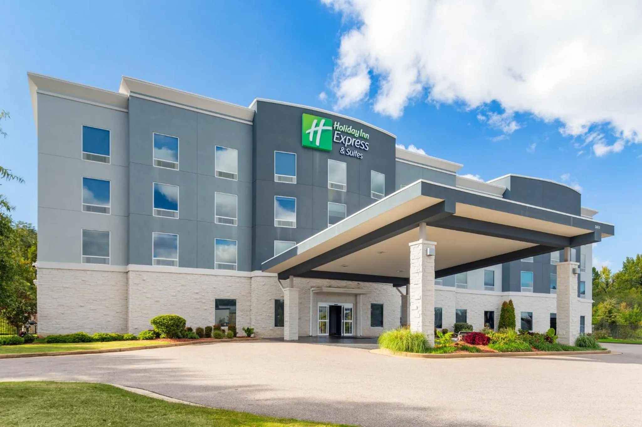Property building in Holiday Inn Express & Suites Memphis Arpt Elvis Presley Blv by IHG