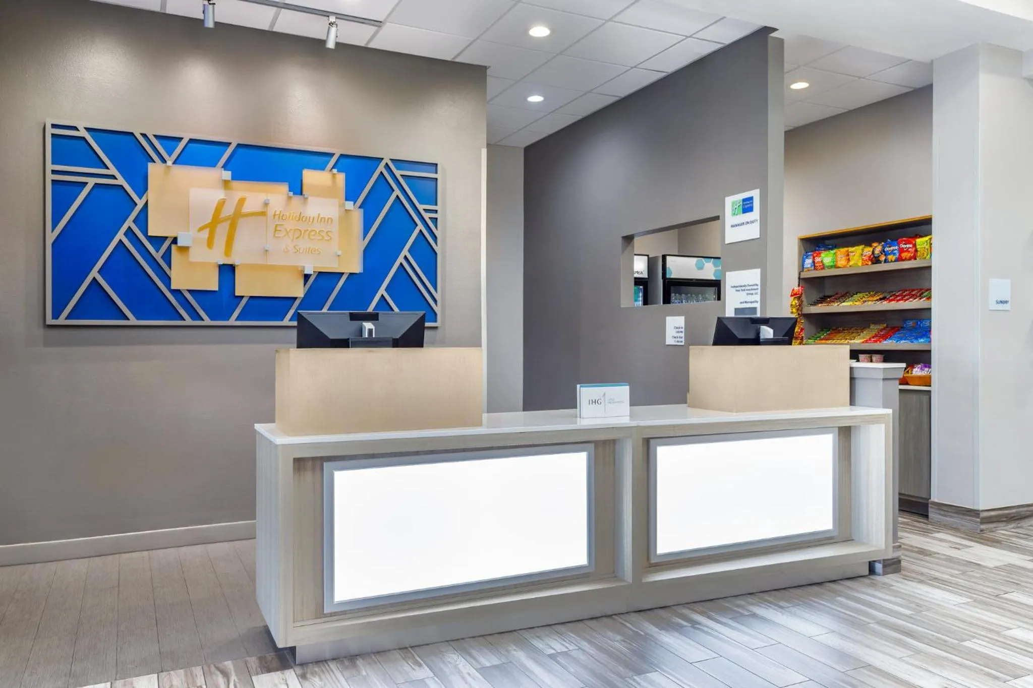 Property building in Holiday Inn Express & Suites Memphis Arpt Elvis Presley Blv by IHG