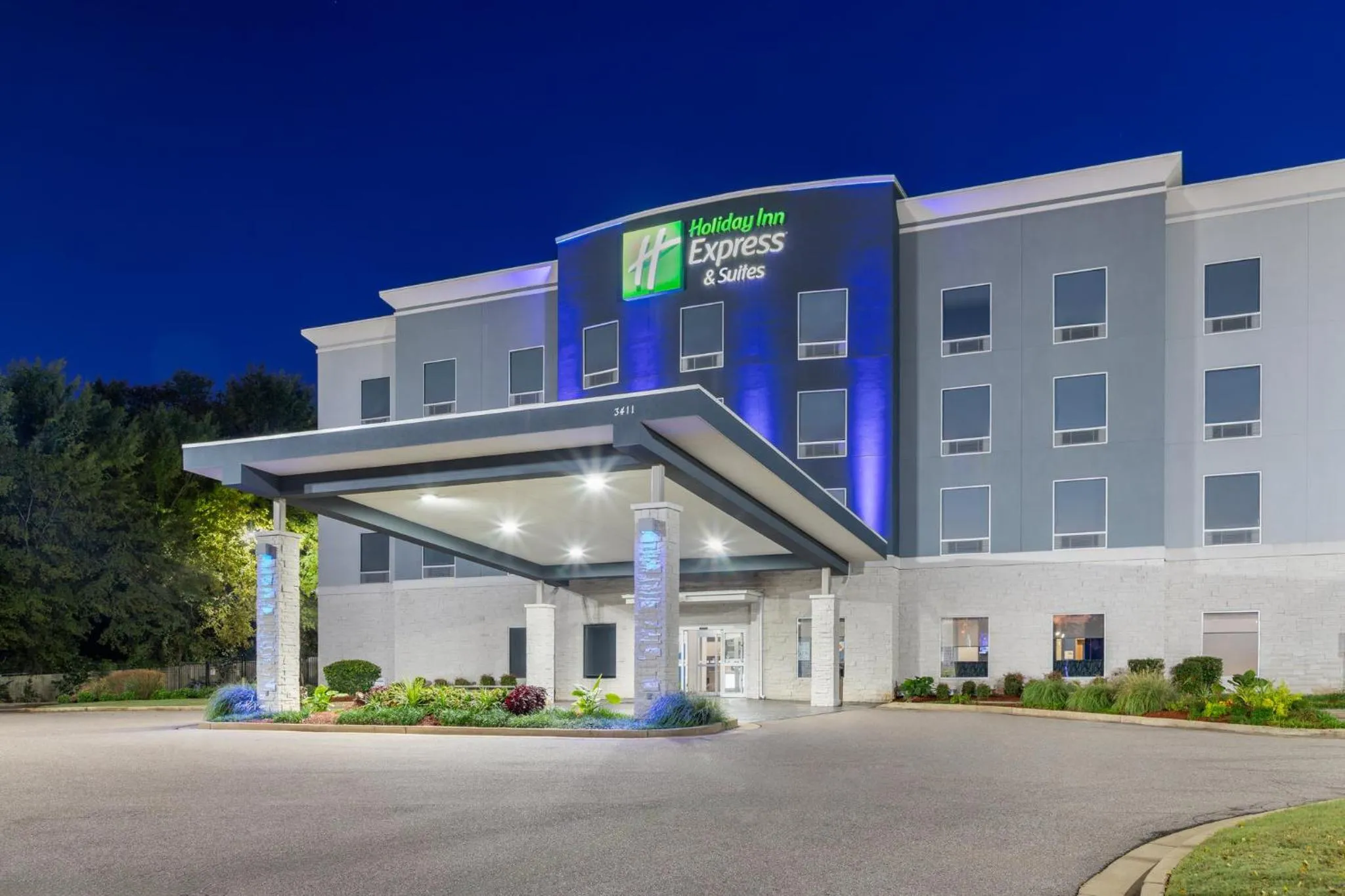 Property building in Holiday Inn Express & Suites Memphis Arpt Elvis Presley Blv by IHG