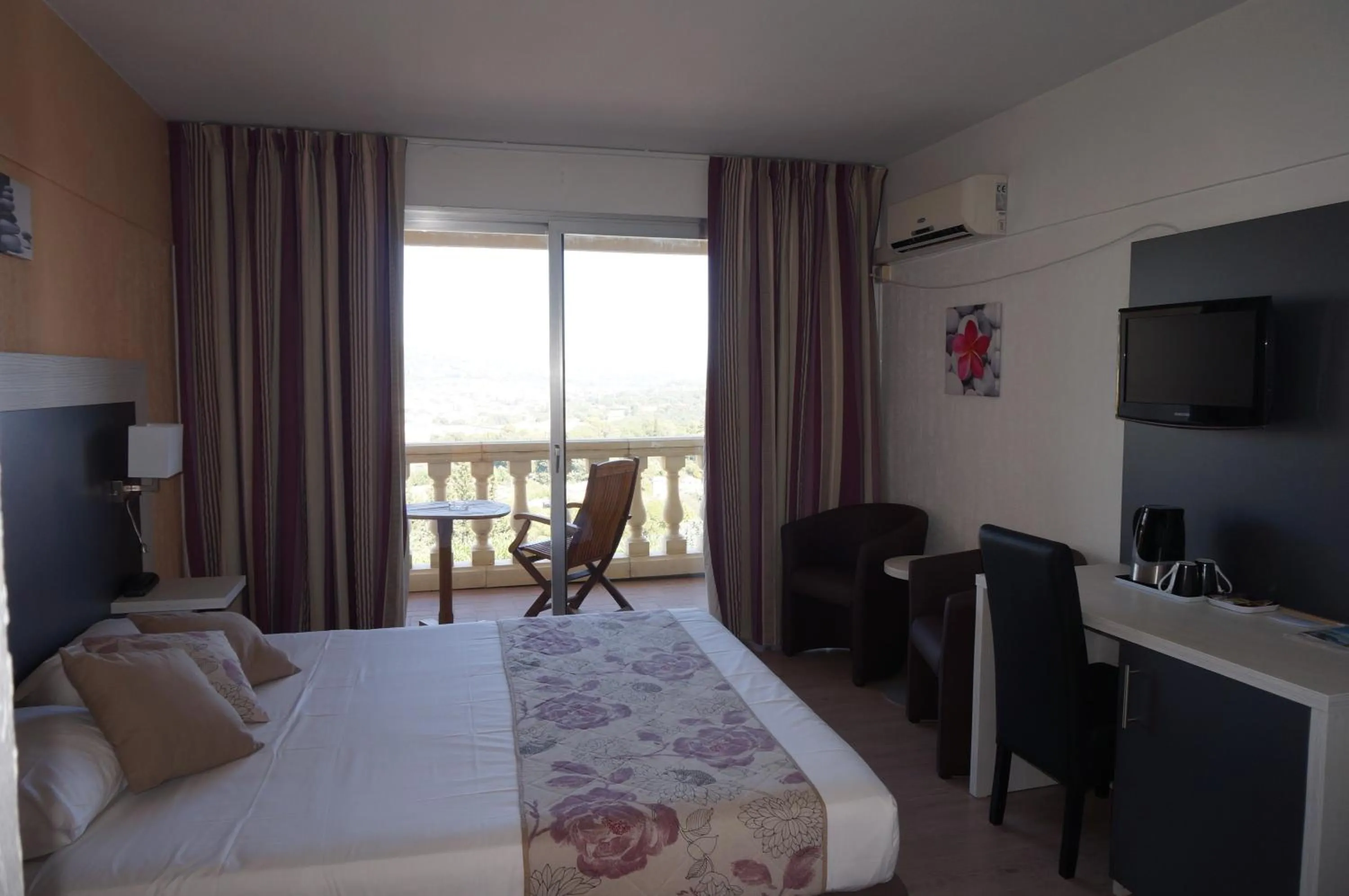 Day, Bed in Logis Hotel Le Col De L'ange