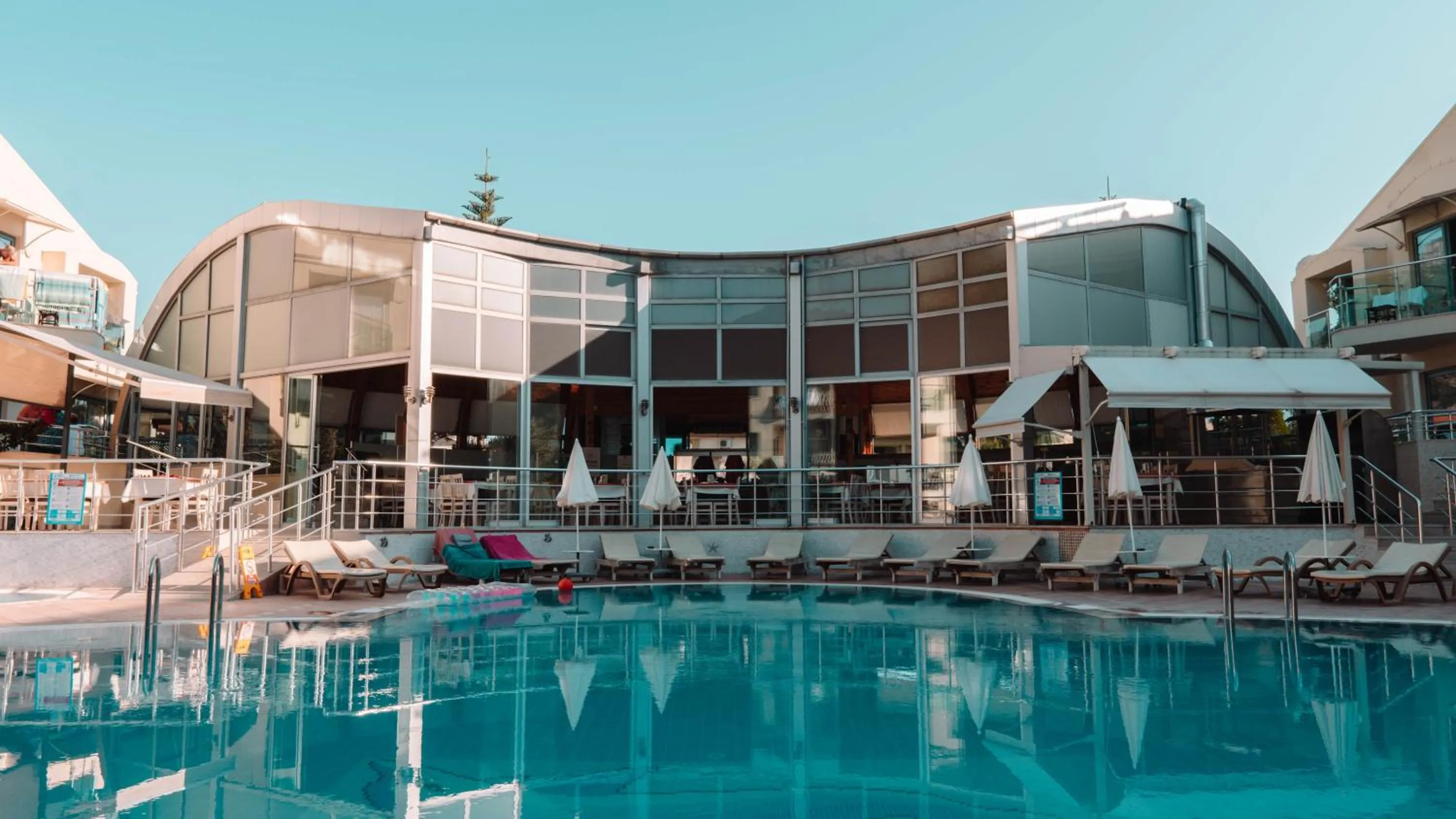 Restaurant/places to eat in Belcehan Hotel