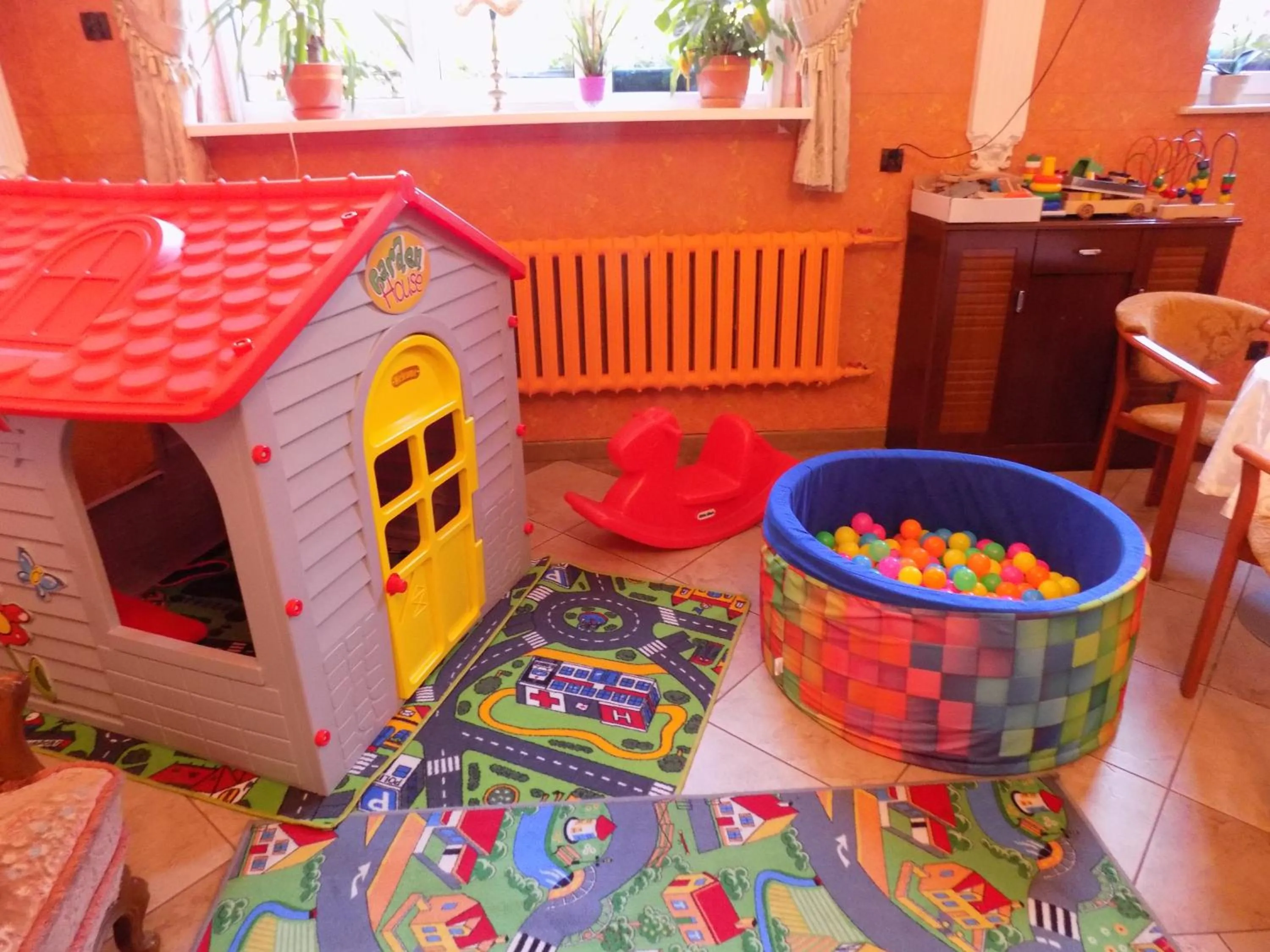 Communal lounge/ TV room in Pensjonat Angela