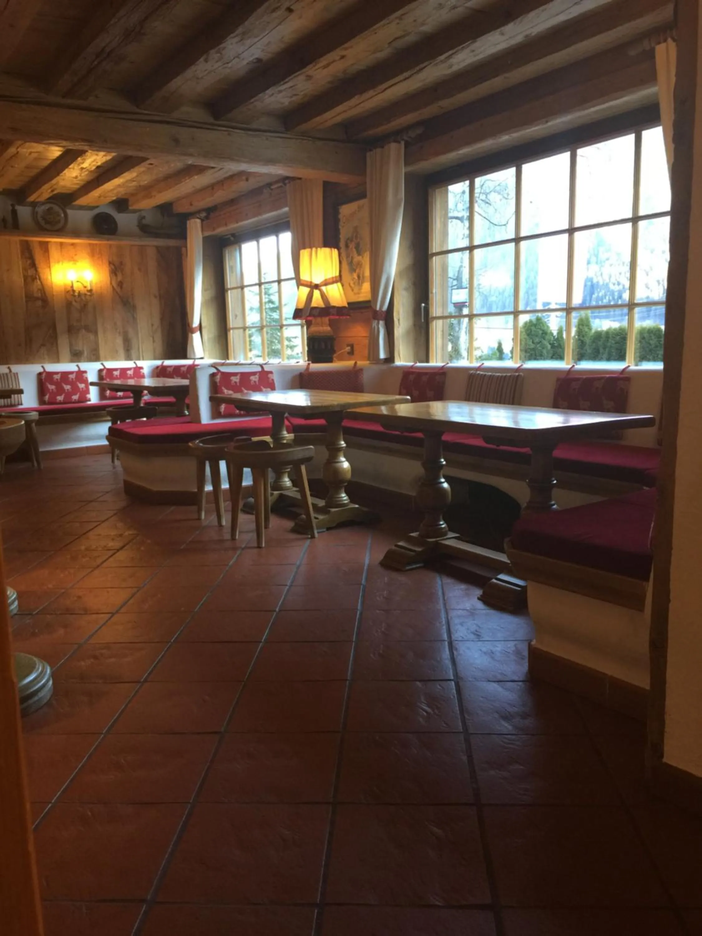 Restaurant/places to eat in Hotel Olympia