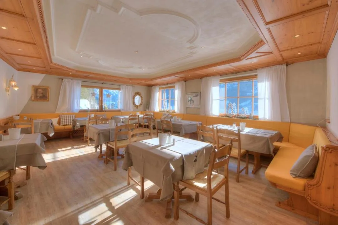 Restaurant/places to eat in Hotel Olympia