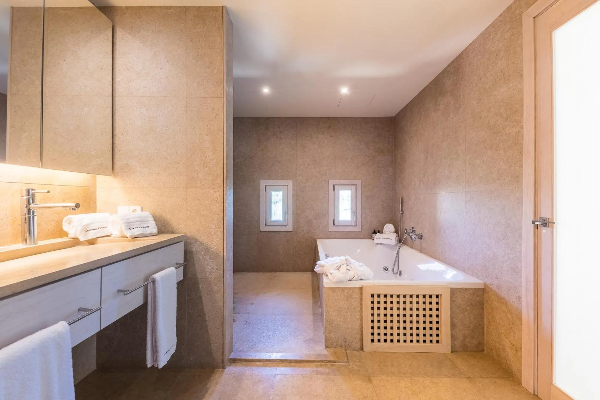 Bathroom, Bed in Hotel Sa Franquesa Nova