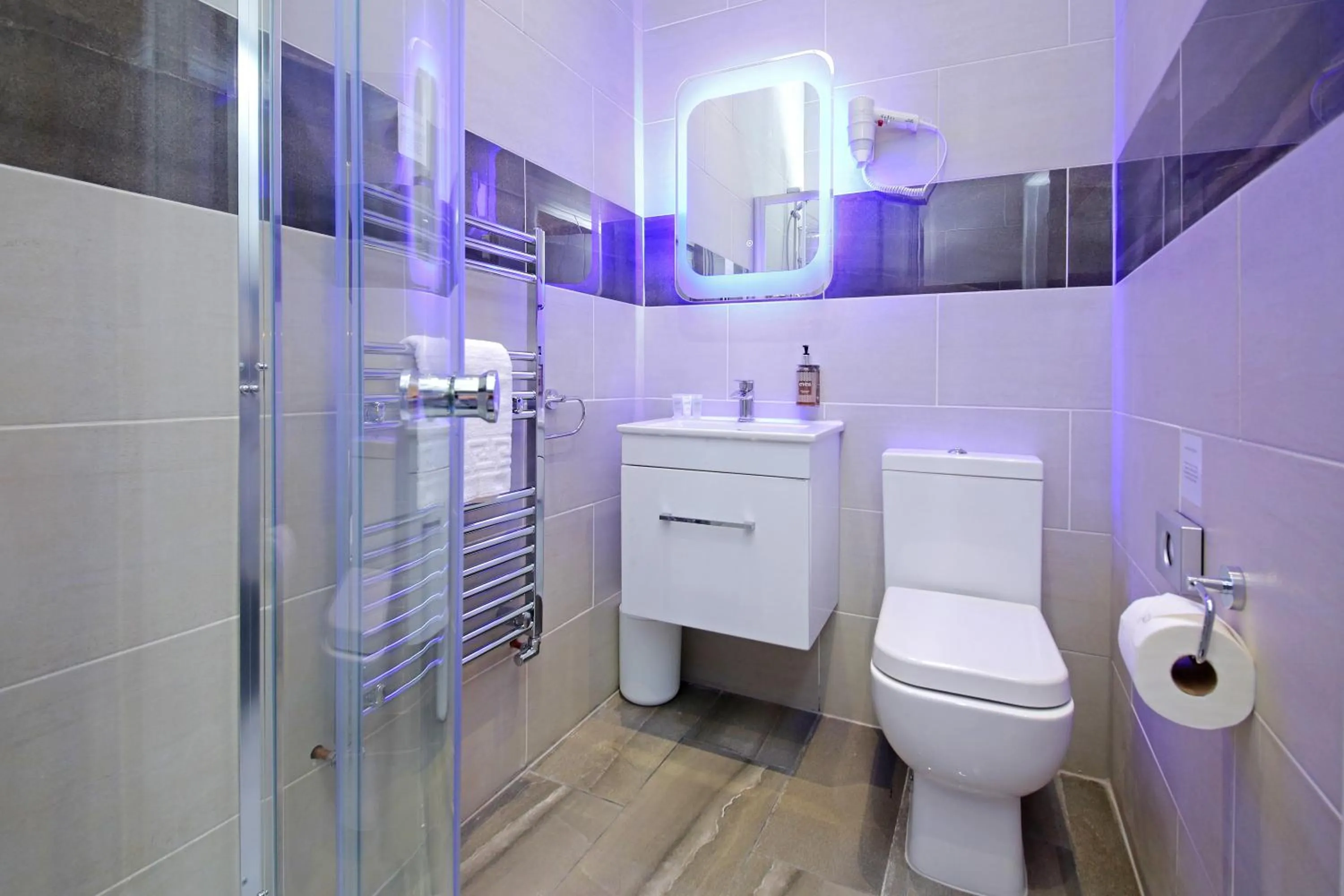 Shower in Imperial Guest House Ltd.