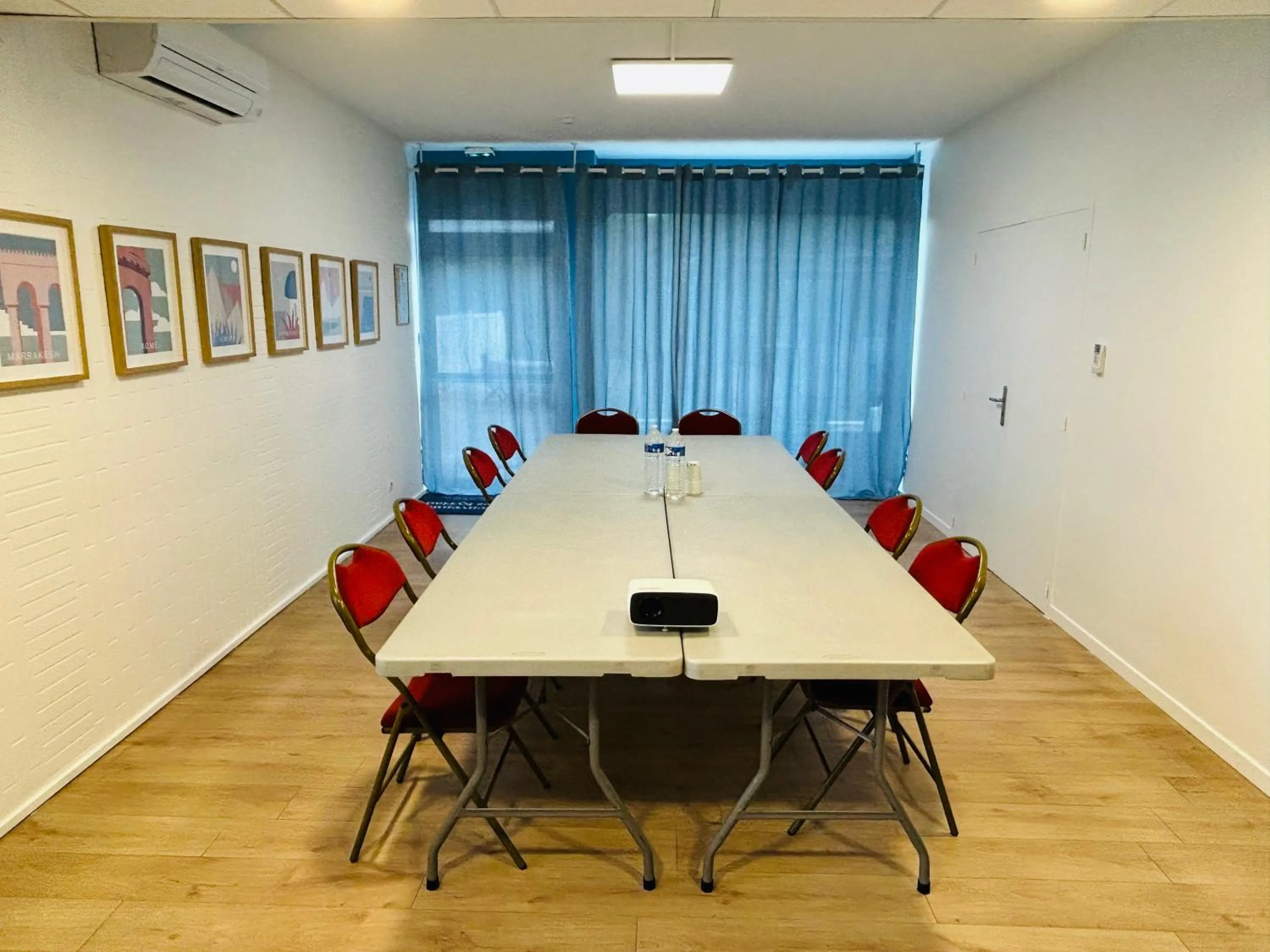 Meeting/conference room in Kyriad Martigues Sud
