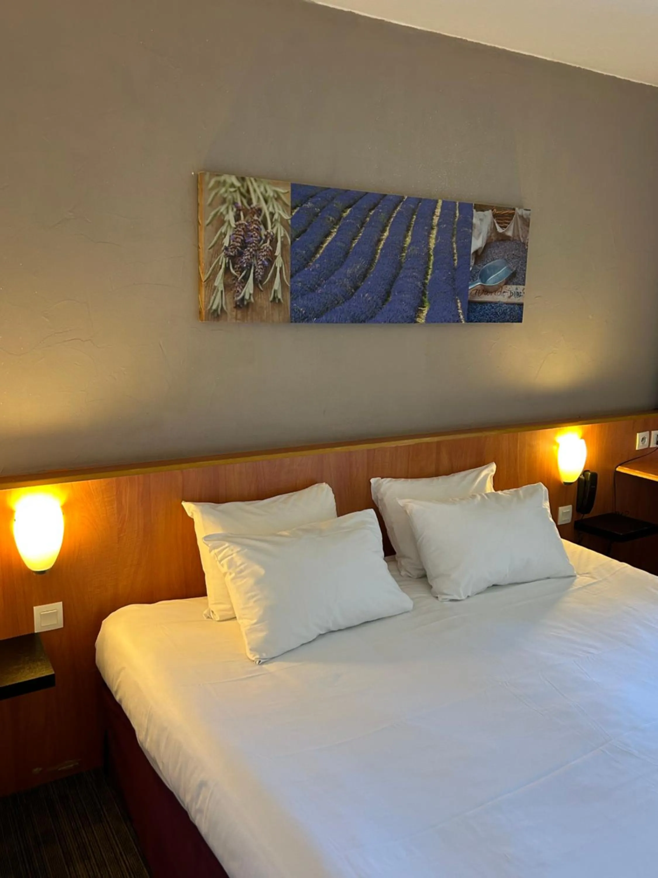 Bed in Kyriad Martigues Sud