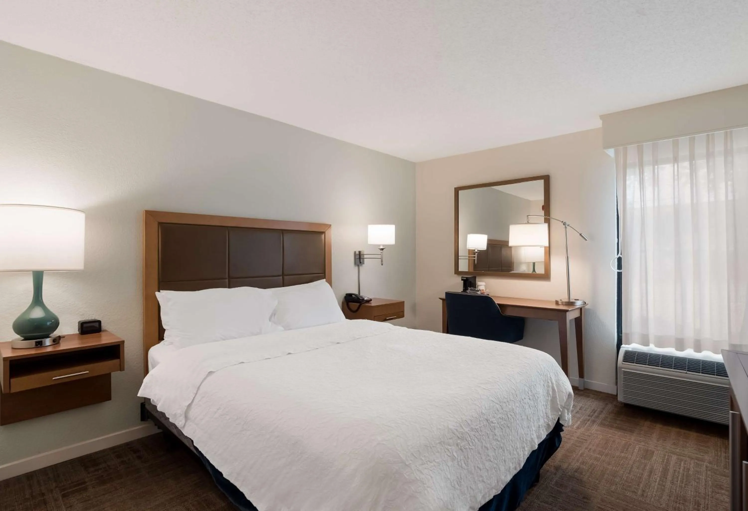Bedroom, Bed in Hampton Inn Columbia-I-26 Airport