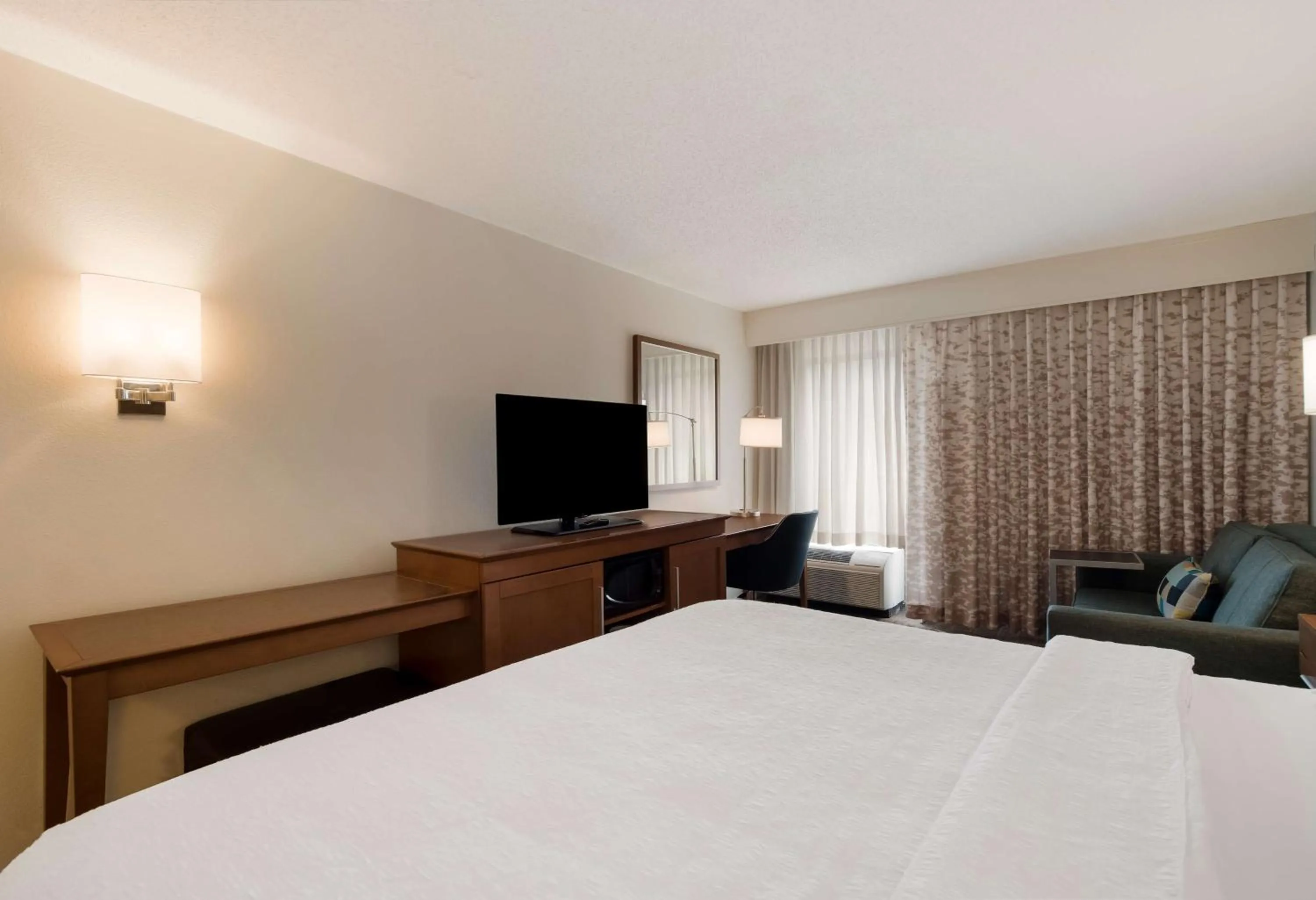 Living room, Bed in Hampton Inn Columbia-I-26 Airport