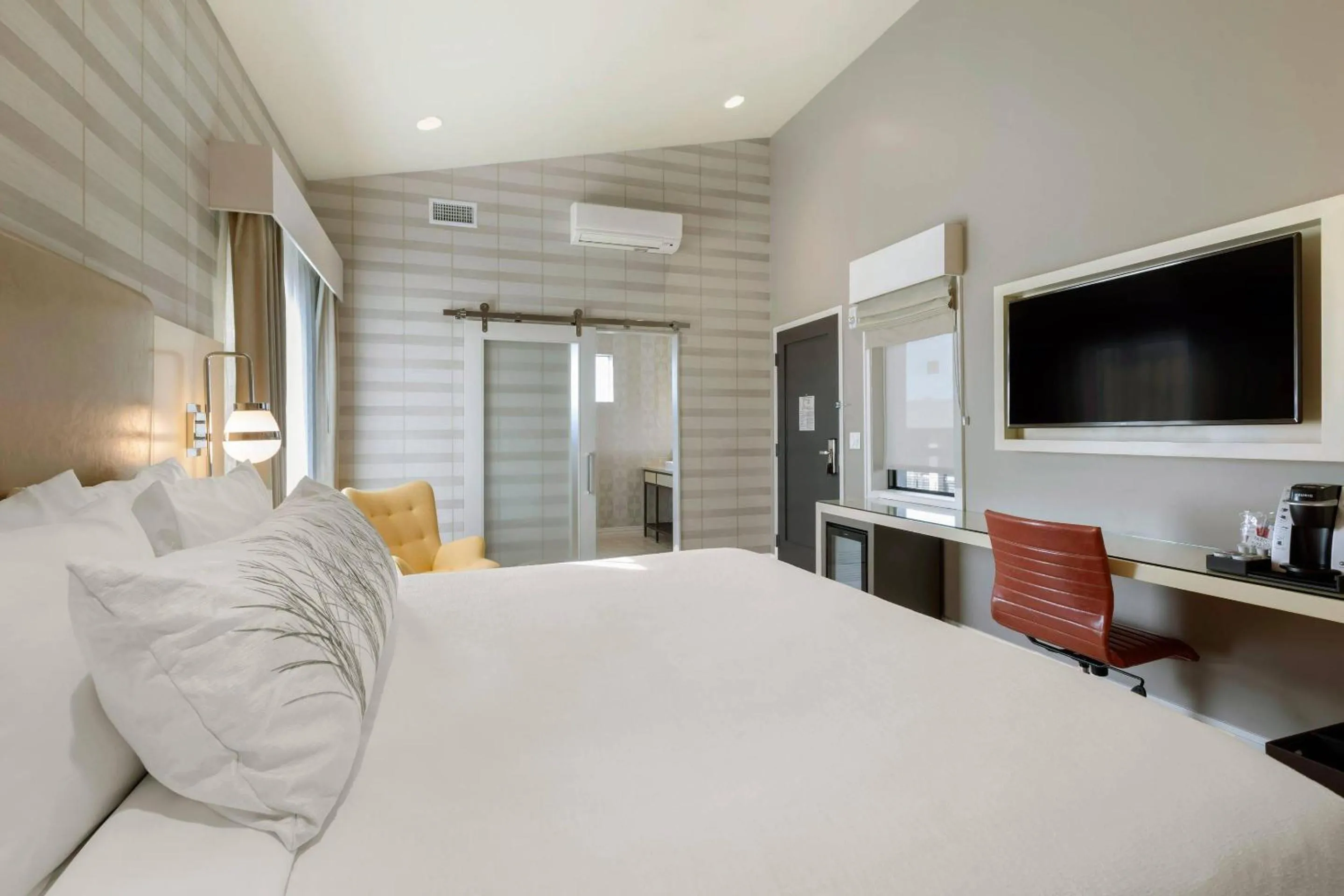 Bedroom, Bed in Bluestem Hotel Torrance Los Angeles, an Ascend Collection Hotel