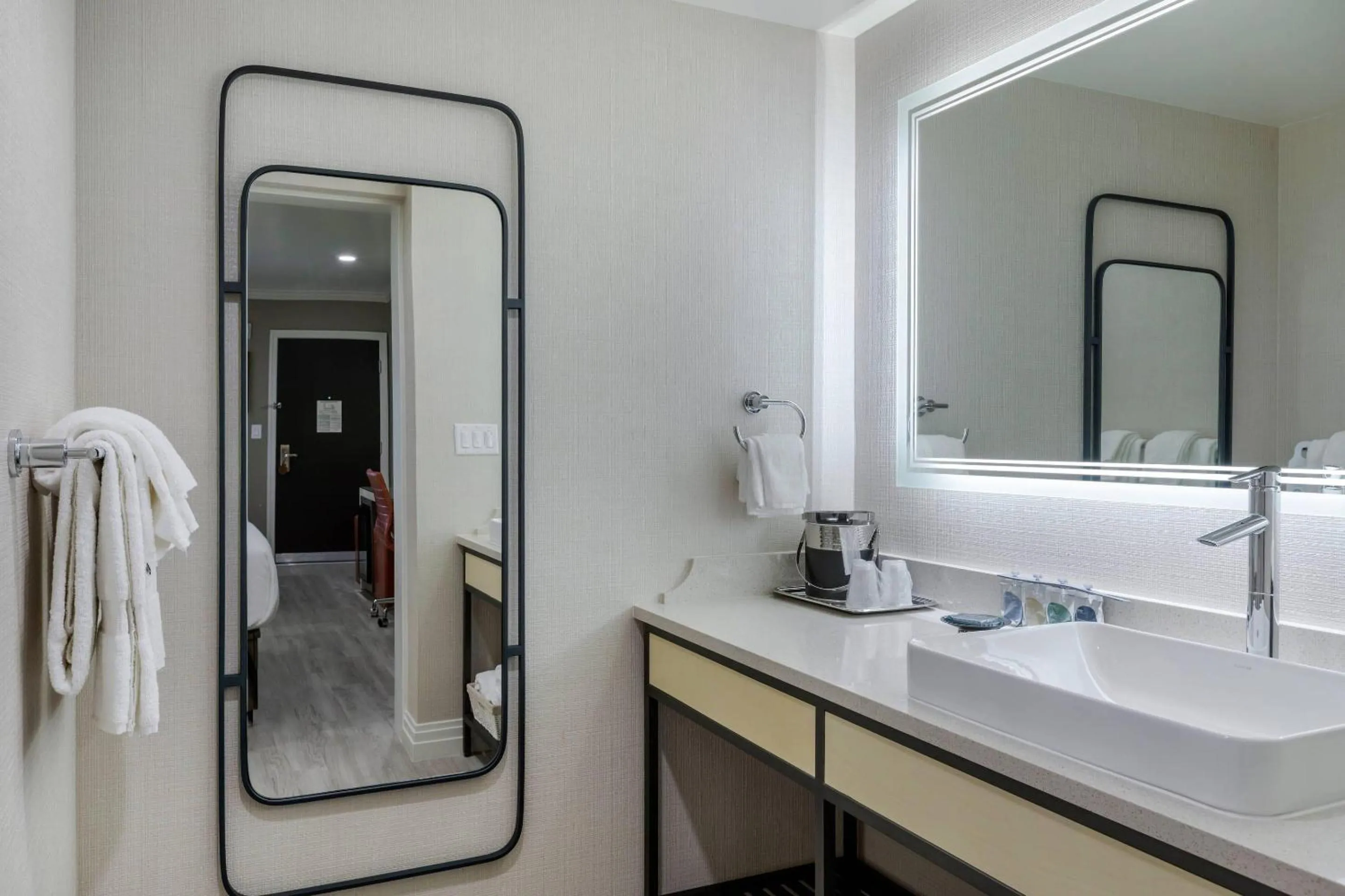 Bedroom in Bluestem Hotel Torrance Los Angeles, an Ascend Collection Hotel
