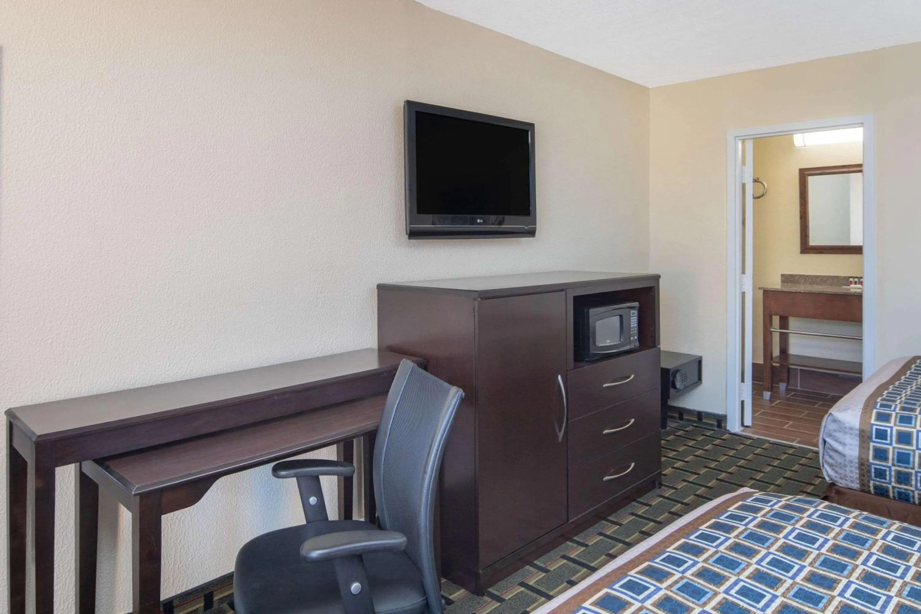 Photo of the whole room, Bed in Travelodge by Wyndham Savannah Area/Richmond Hill