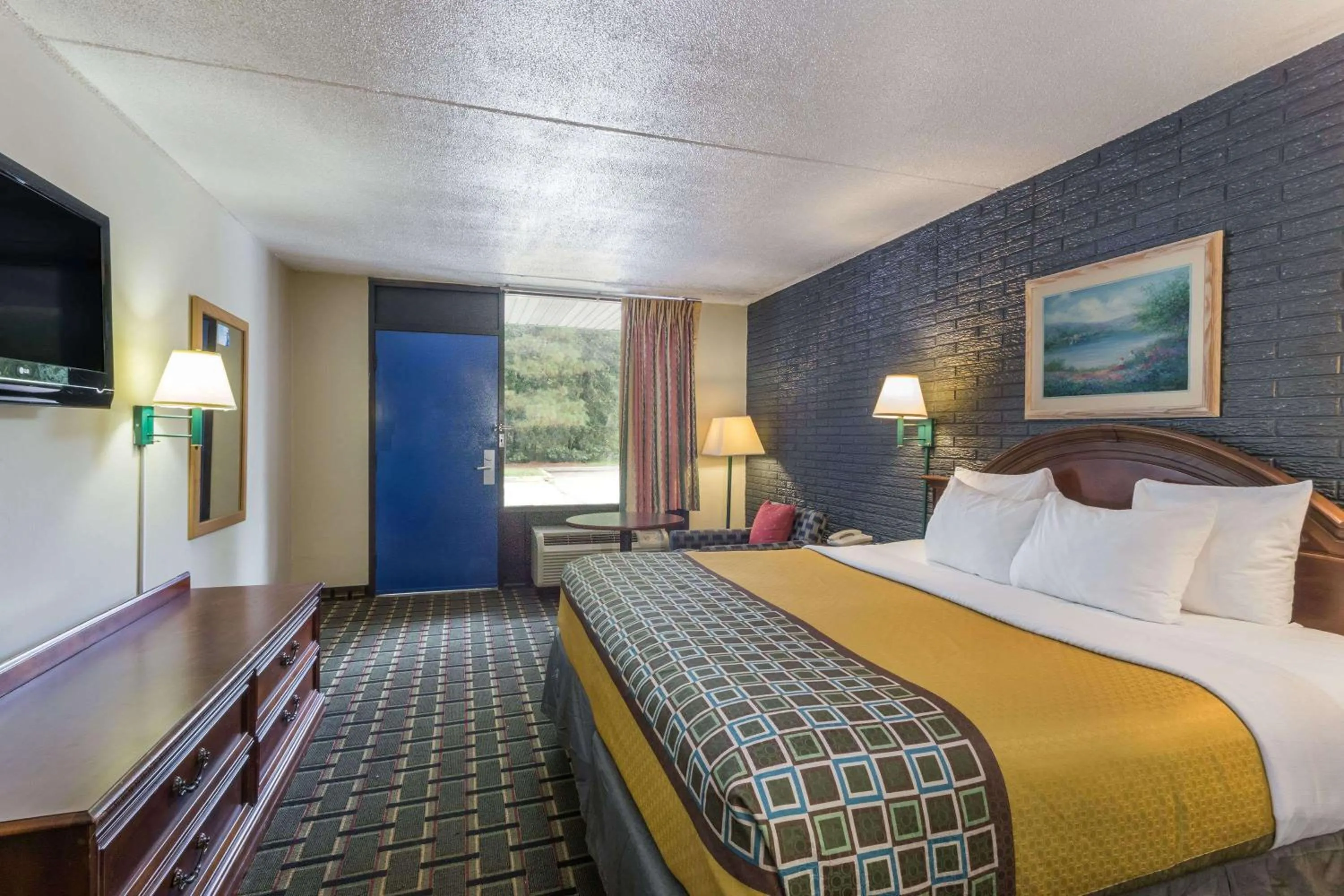 Photo of the whole room, Bed in Travelodge by Wyndham Savannah Area/Richmond Hill