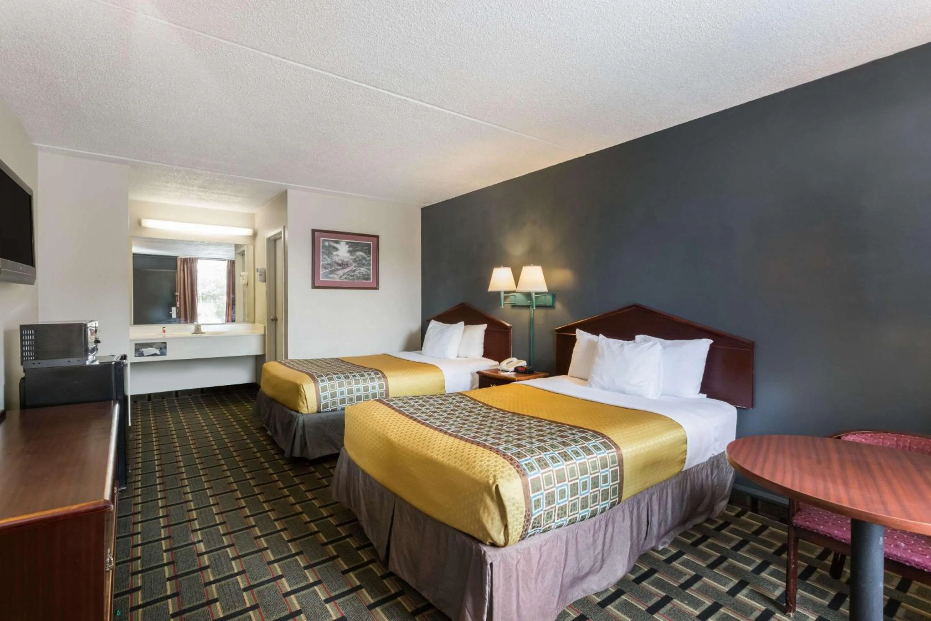 Photo of the whole room, Bed in Travelodge by Wyndham Savannah Area/Richmond Hill
