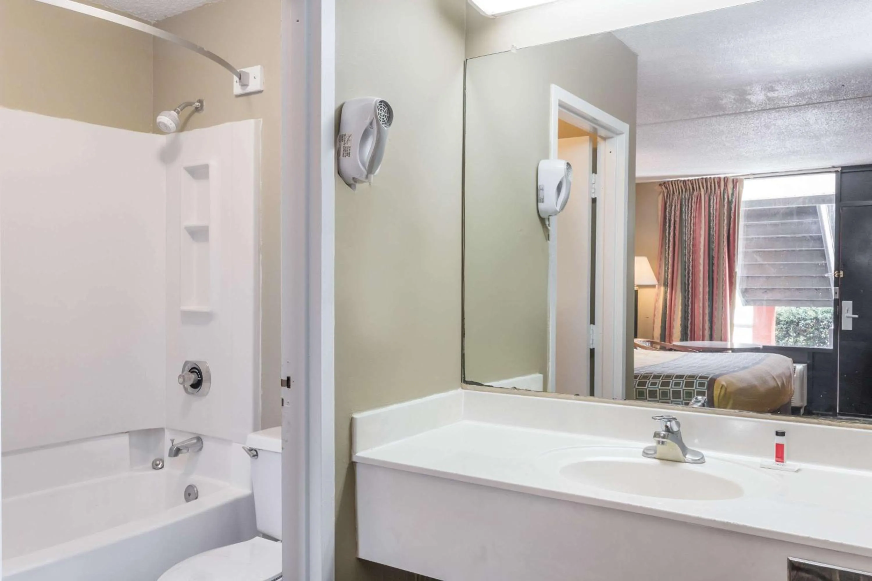 Bathroom, Bed in Travelodge by Wyndham Savannah Area/Richmond Hill