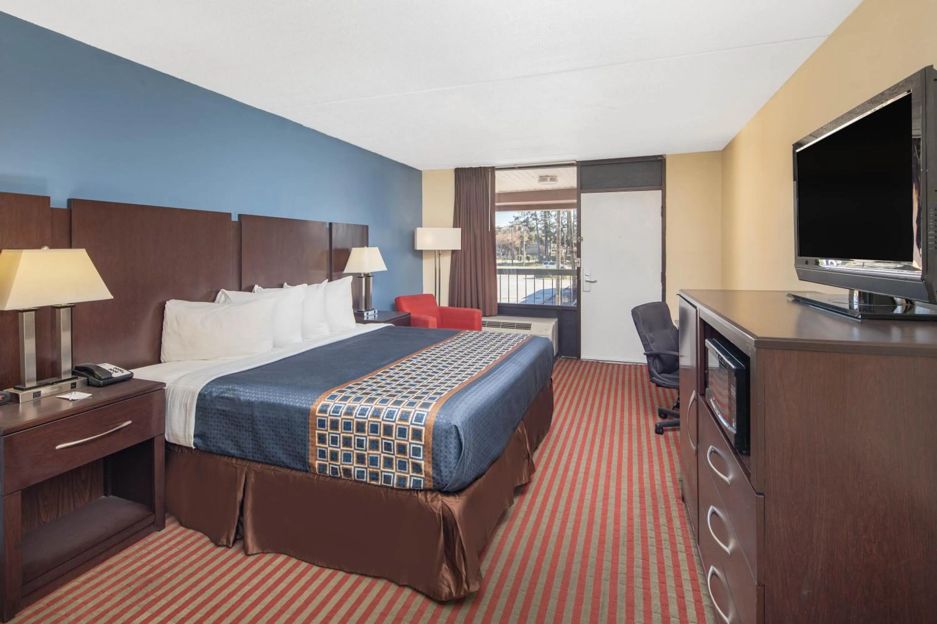 Photo of the whole room, Bed in Travelodge by Wyndham Savannah Area/Richmond Hill
