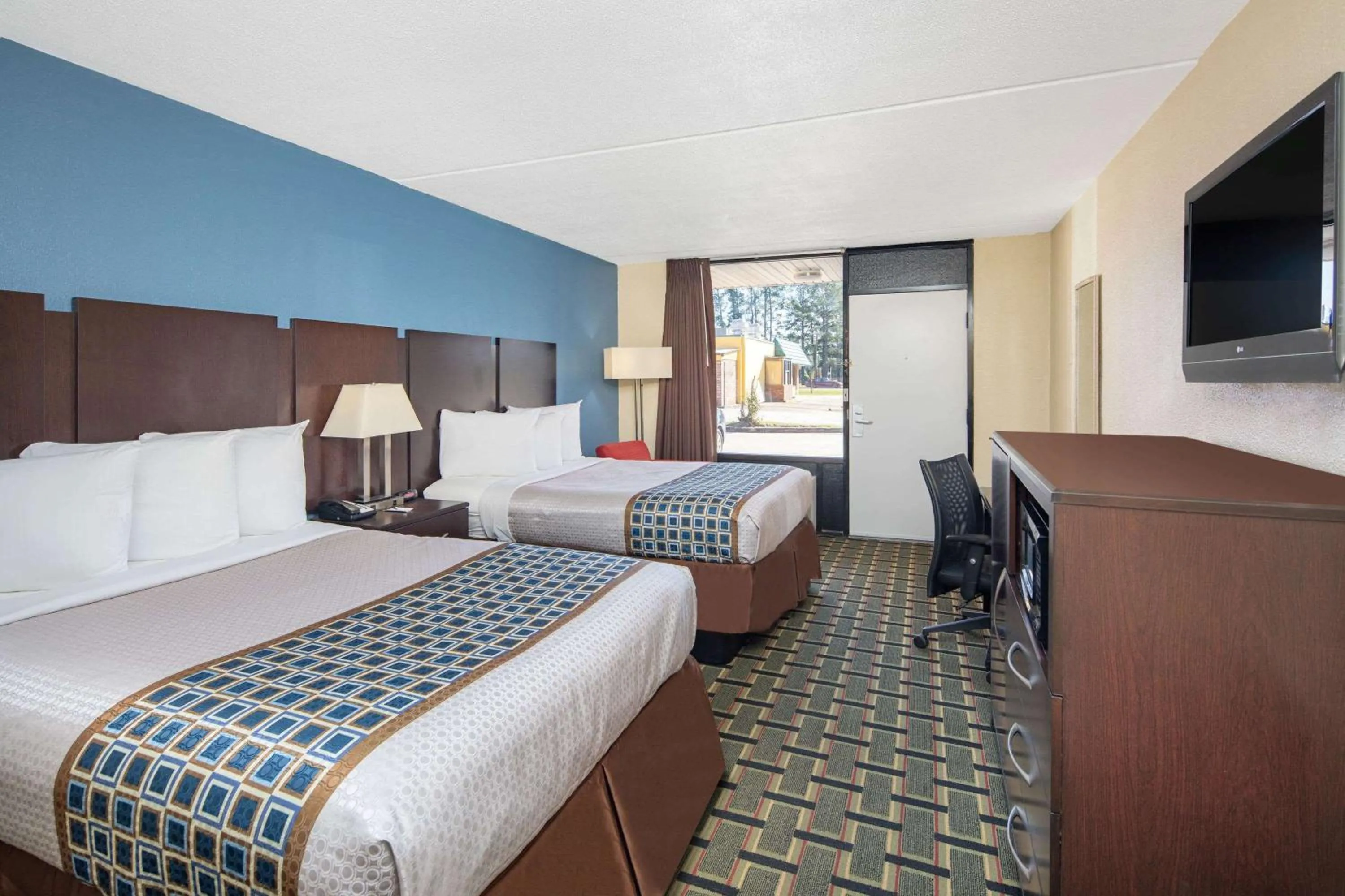 Photo of the whole room, Bed in Travelodge by Wyndham Savannah Area/Richmond Hill