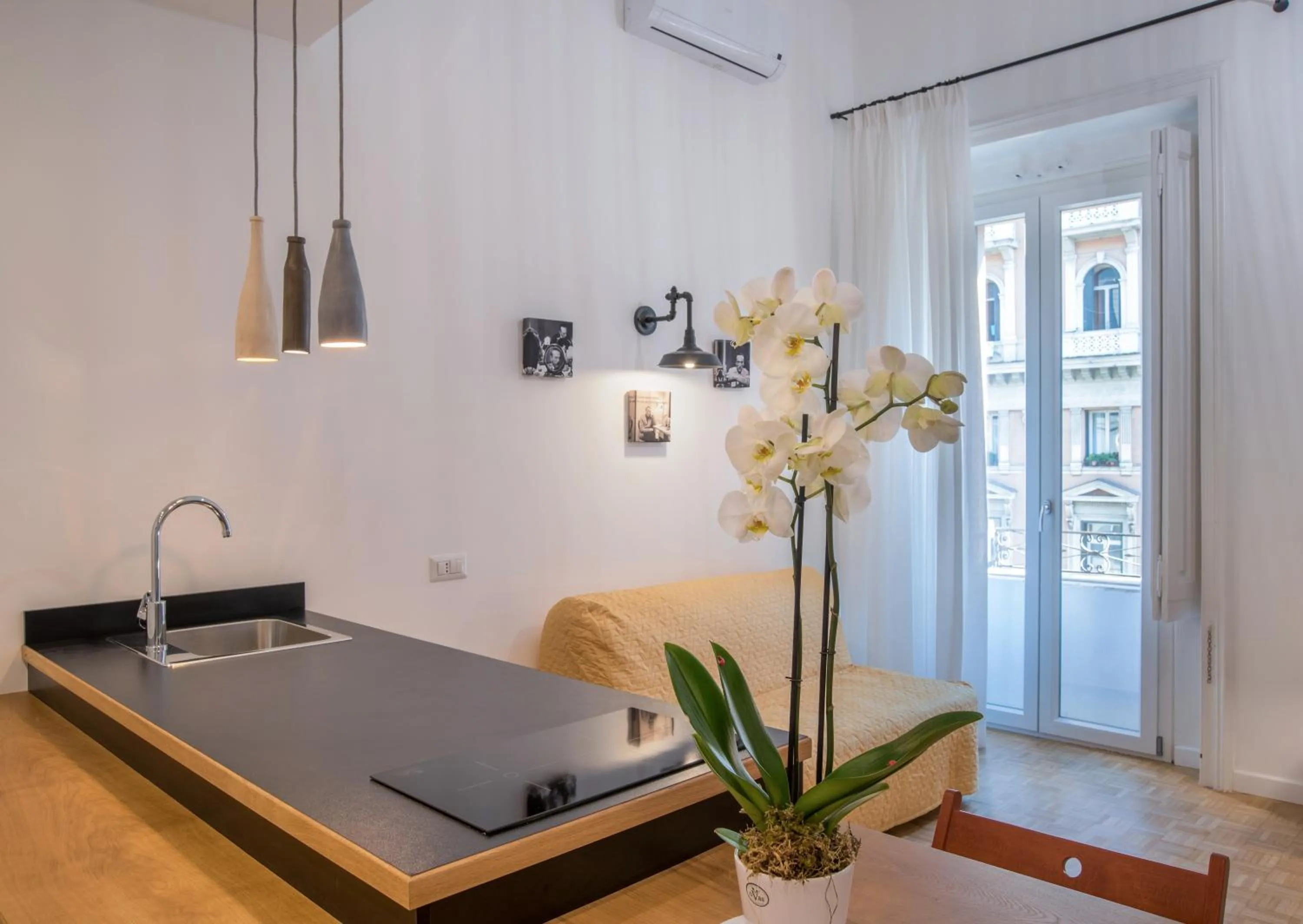 Decorative detail in Napoliamo Guest House