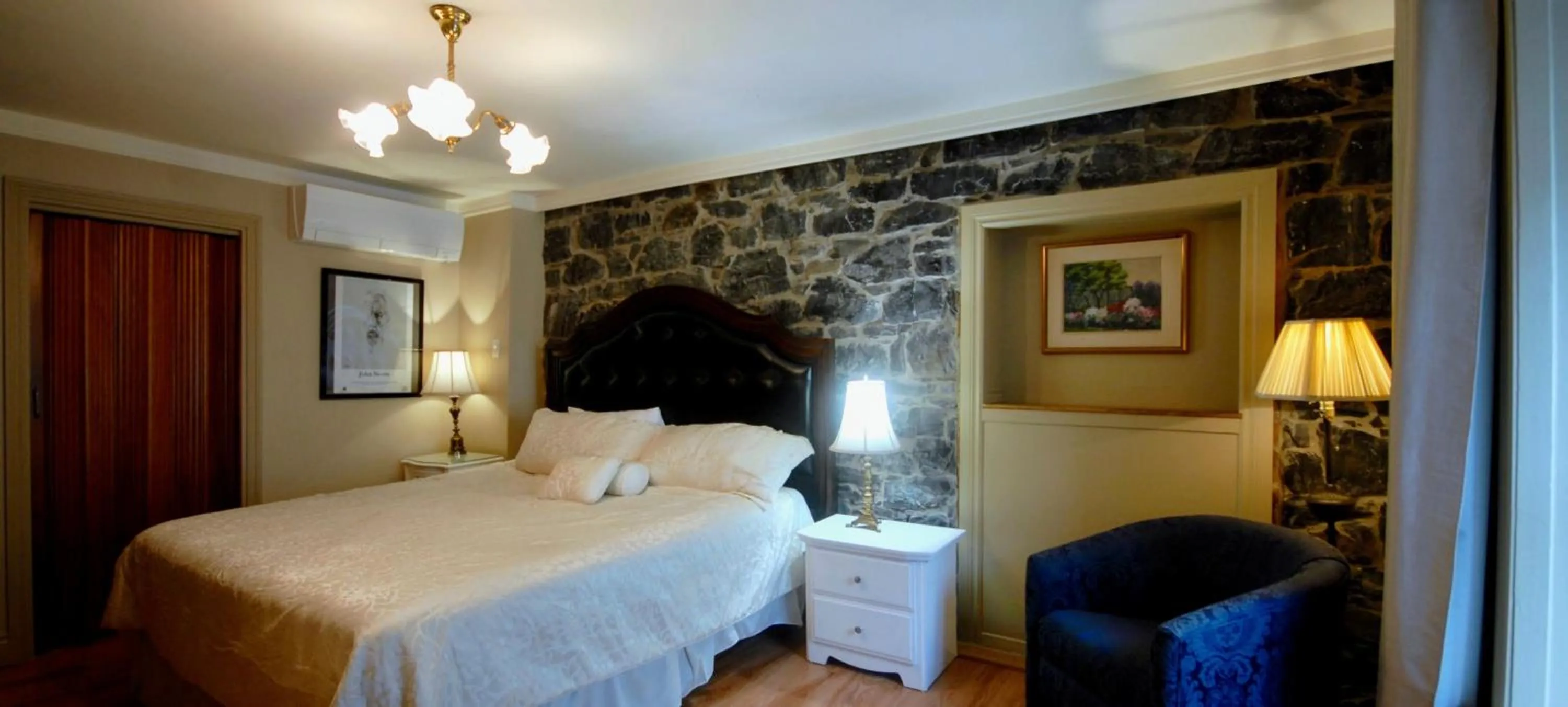 Bedroom, Bed in Manoir Sainte Genevieve