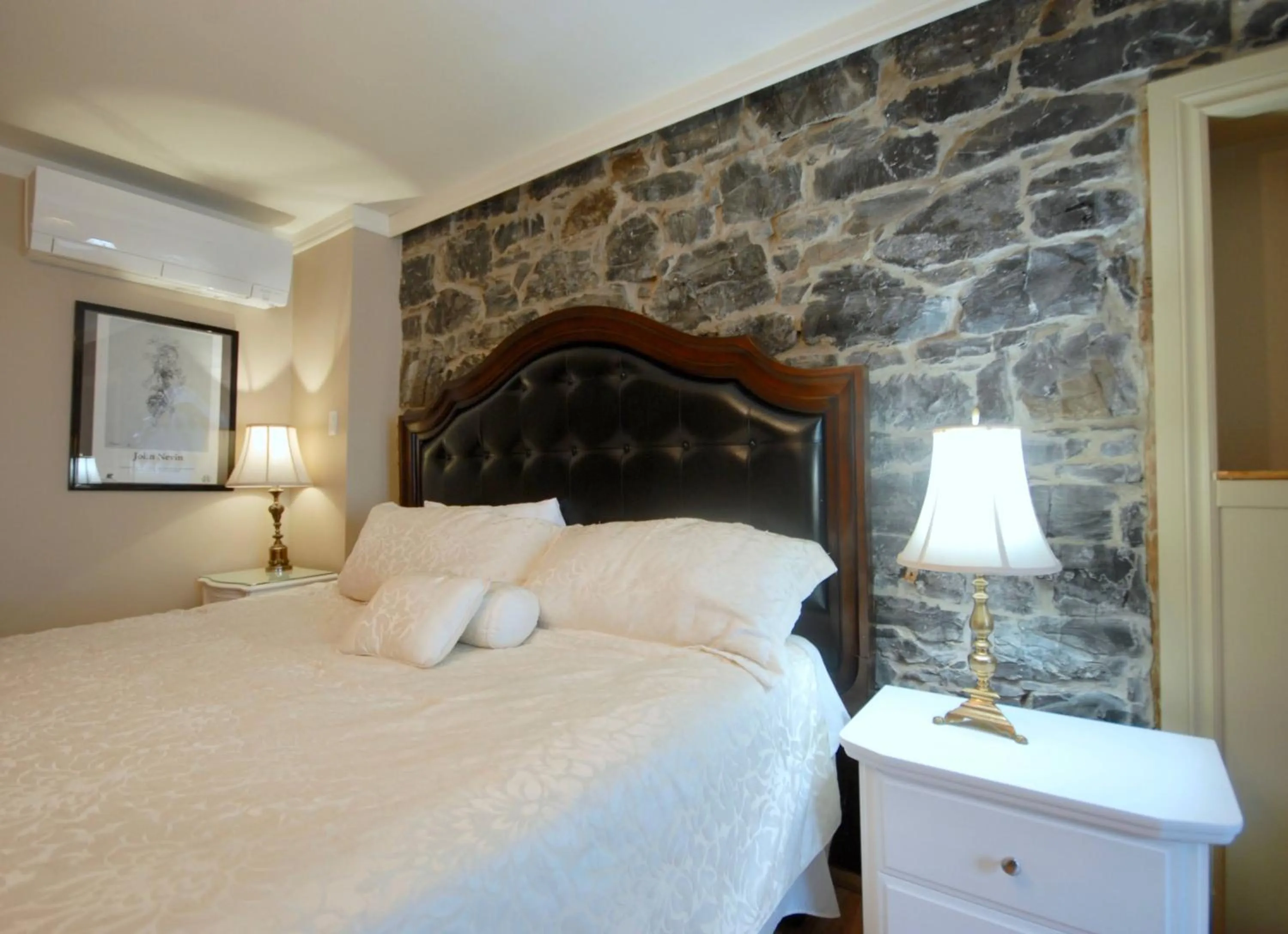 Bed in Manoir Sainte Genevieve