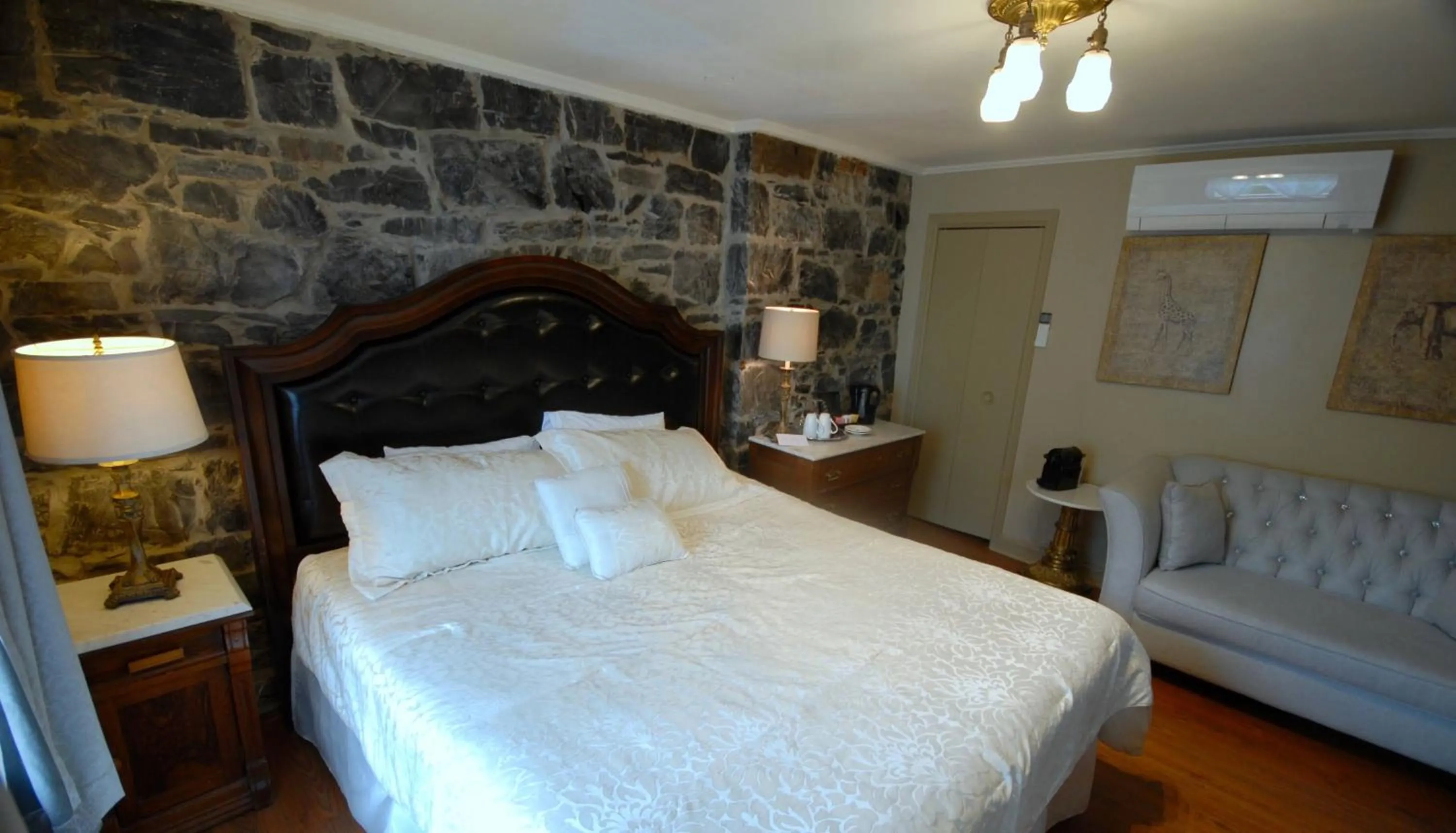 Bed in Manoir Sainte Genevieve