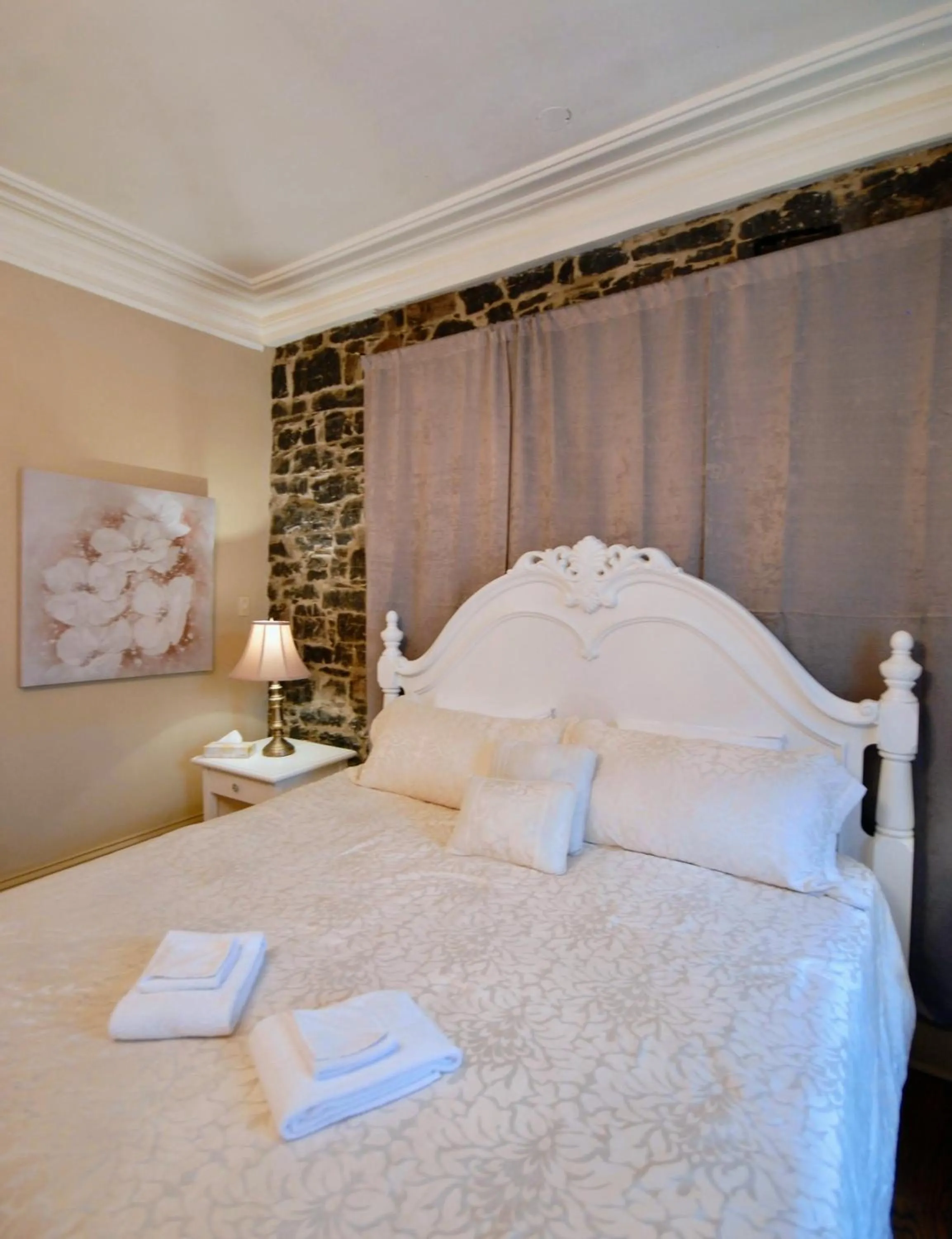 Bed in Manoir Sainte Genevieve