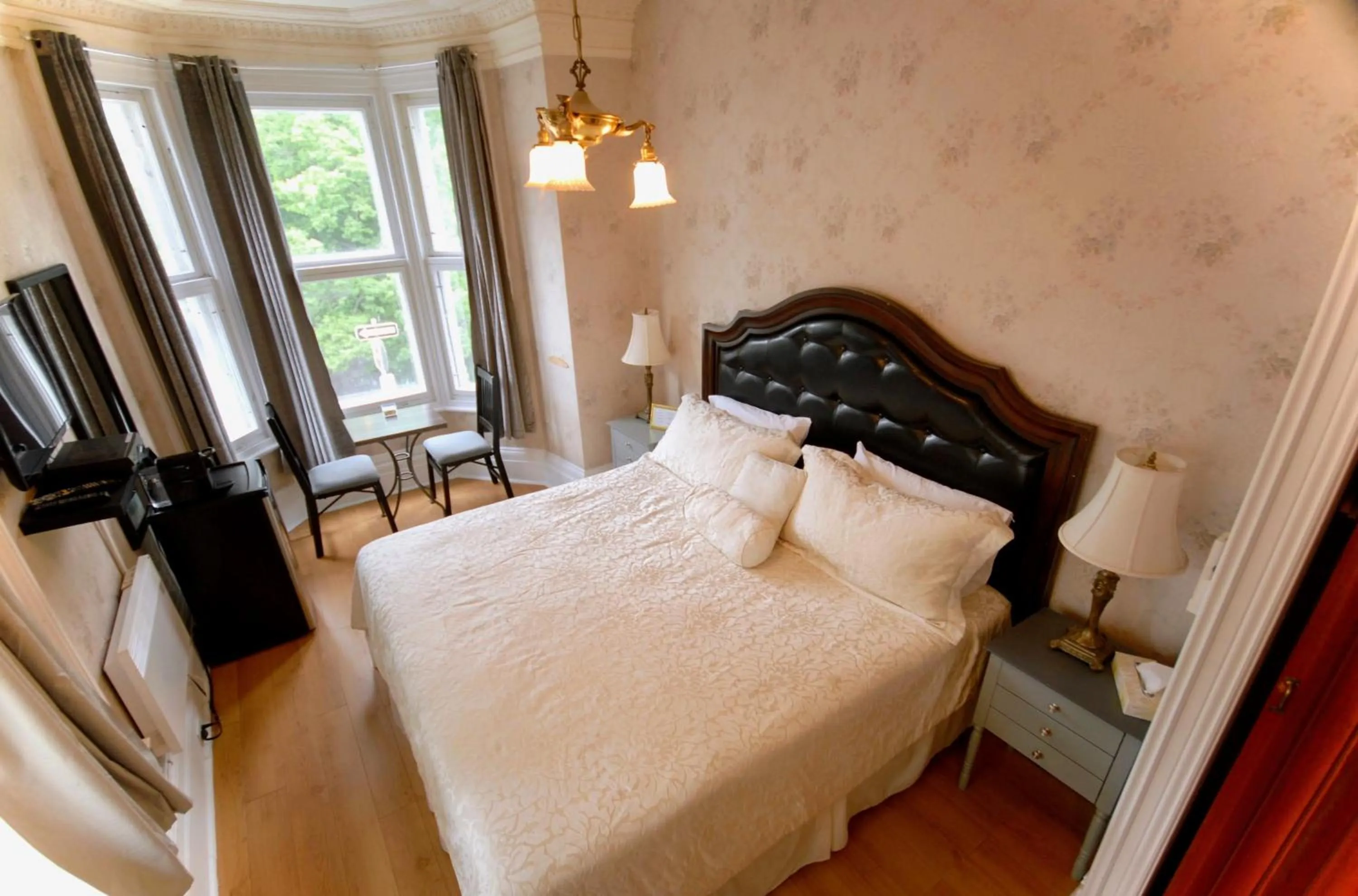 Photo of the whole room, Bed in Manoir Sainte Genevieve