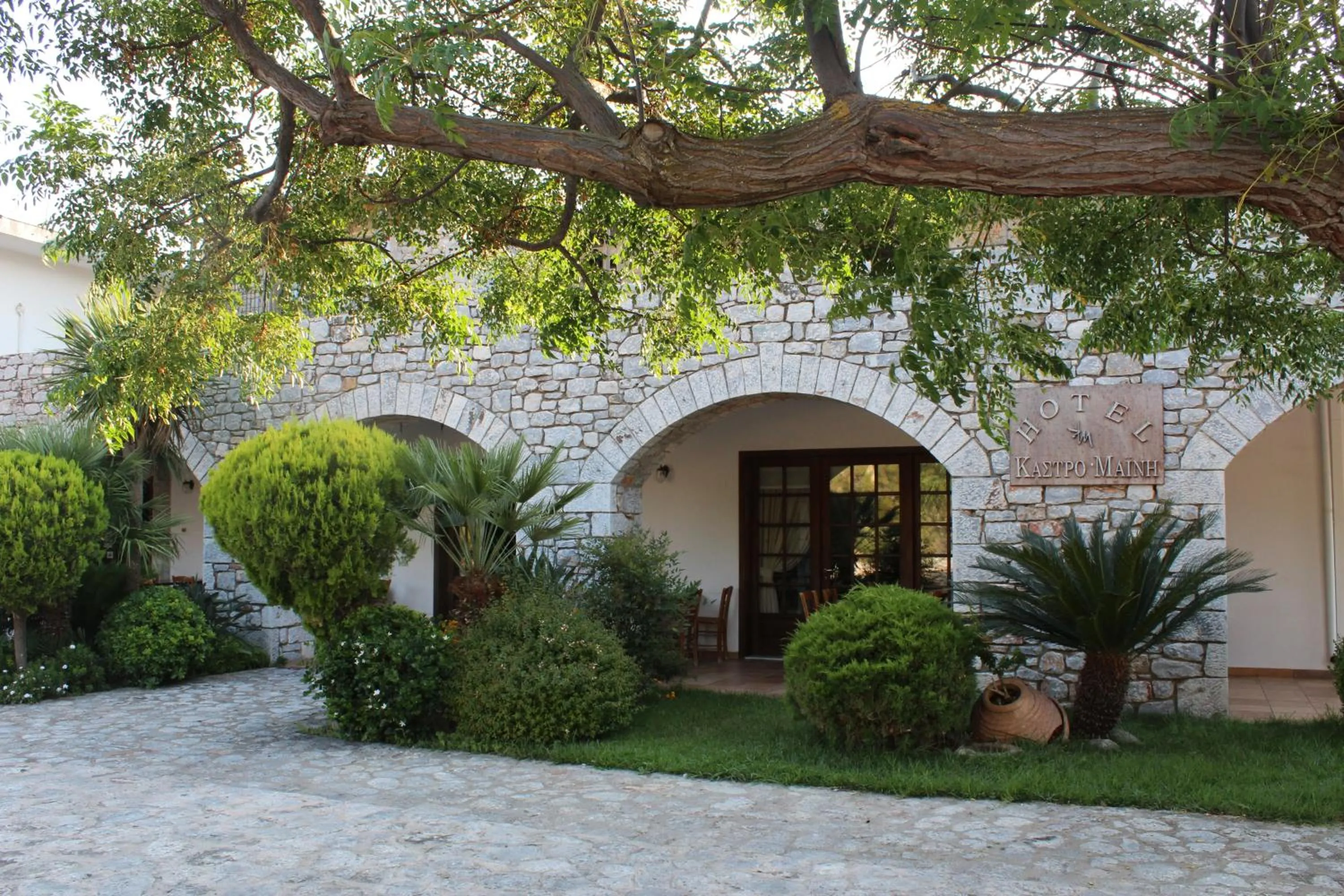 Facade/entrance in Kastro Maini