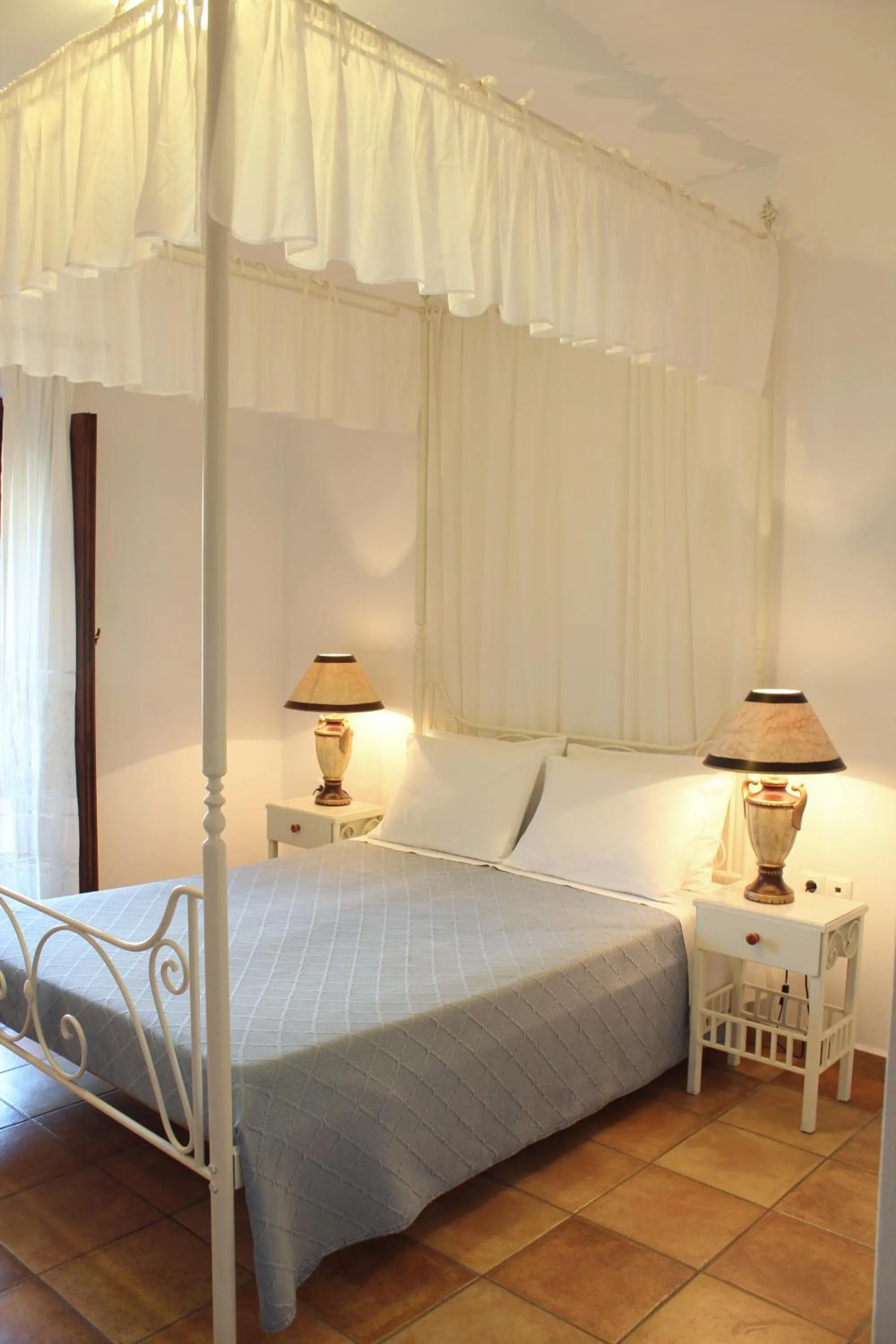 Bedroom, Bed in Kastro Maini