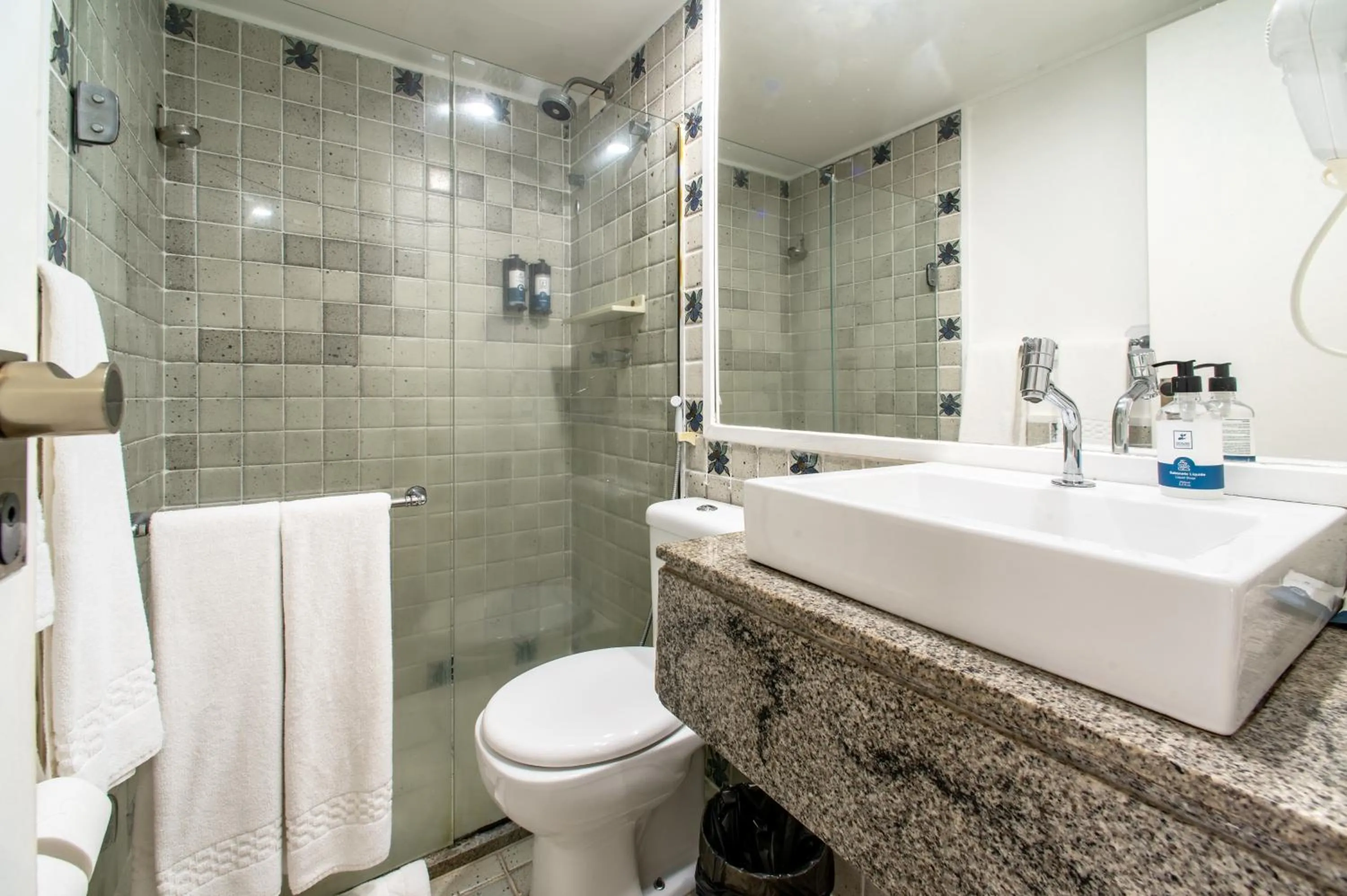 Toilet in Jatiúca Suites Resort by Slaviero Hotéis